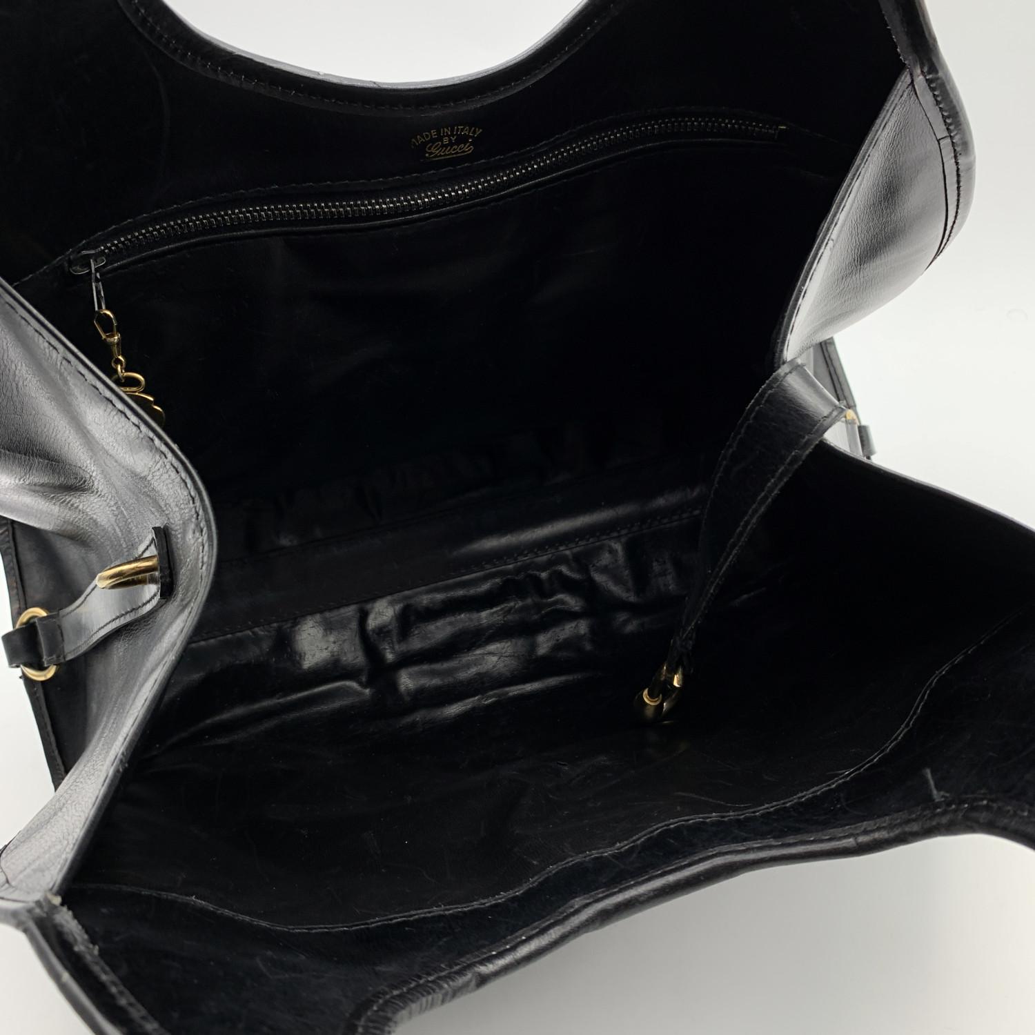 Magnifique sac hobo 'Stirrup' de Gucci, réalisé en cuir noir. Matériel en métal doré. La sangle se replie et se ferme à l'aide d'un bouton. Détails de l'éperon sur le devant et sur les poignées. Intérieur en cuir avec une poche latérale zippée.