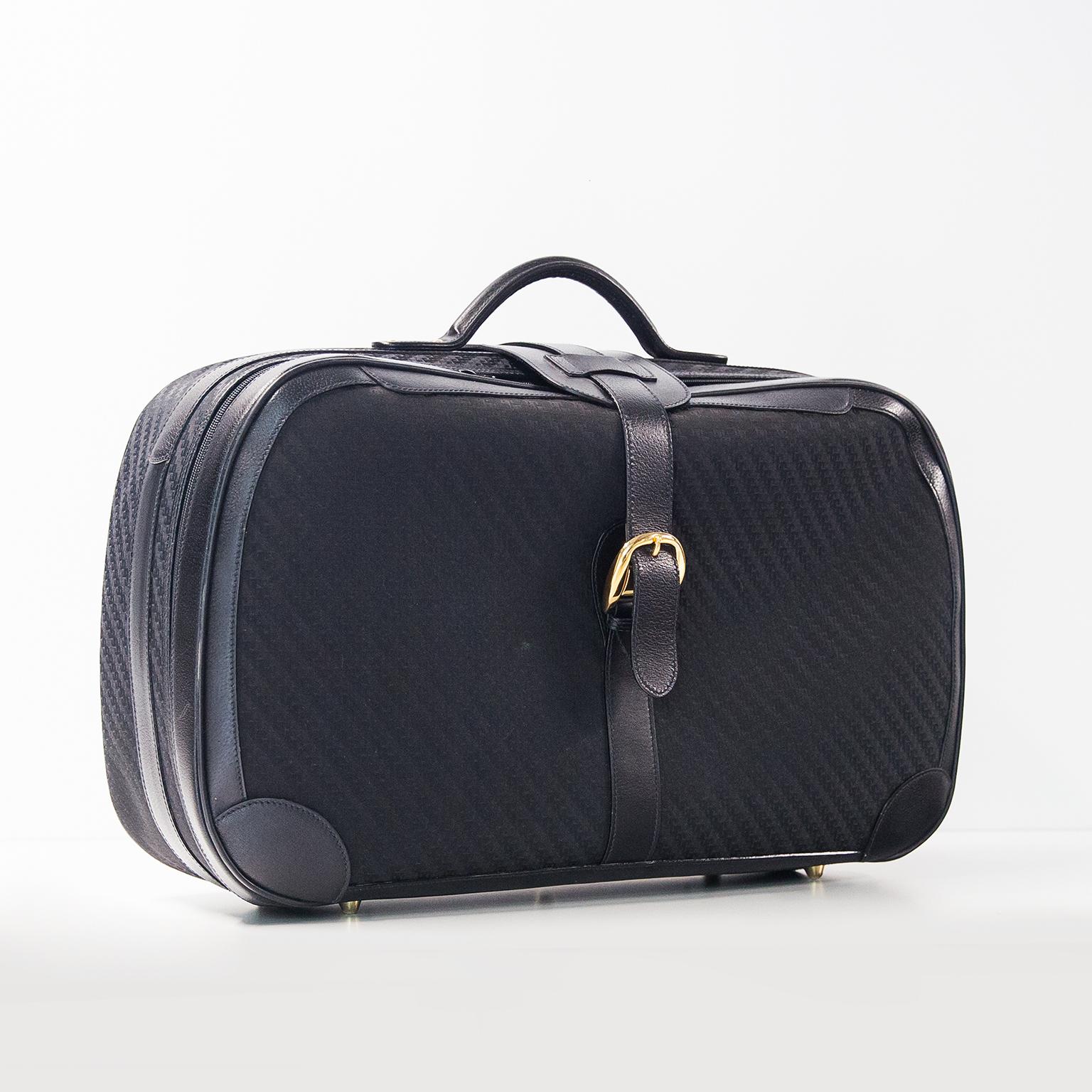 Elegante bolsa de viaje con hebilla de cinturón de latón macizo firmada por Gucci e incrustación de color morado claro con las llaves originales.

Excelente estado vintage sin usar.