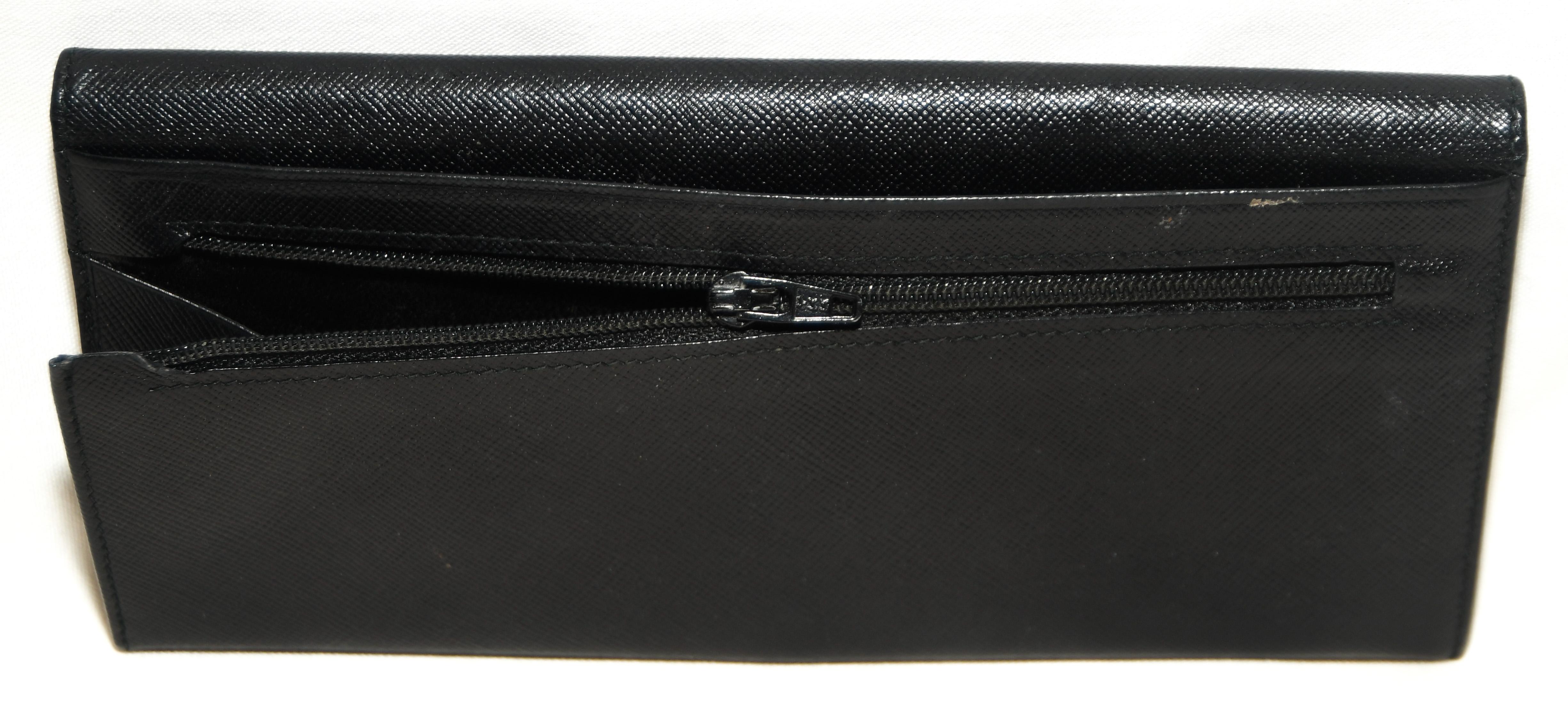 Gucci vintage wallet includes an enameled Jockey Cap clasp for closure.  This multi tasker wallet incorporates two full length slip pockets, 6 slots for credit cards and a gusseted, wider, double compartment pocket.  It always feels nice to pull a