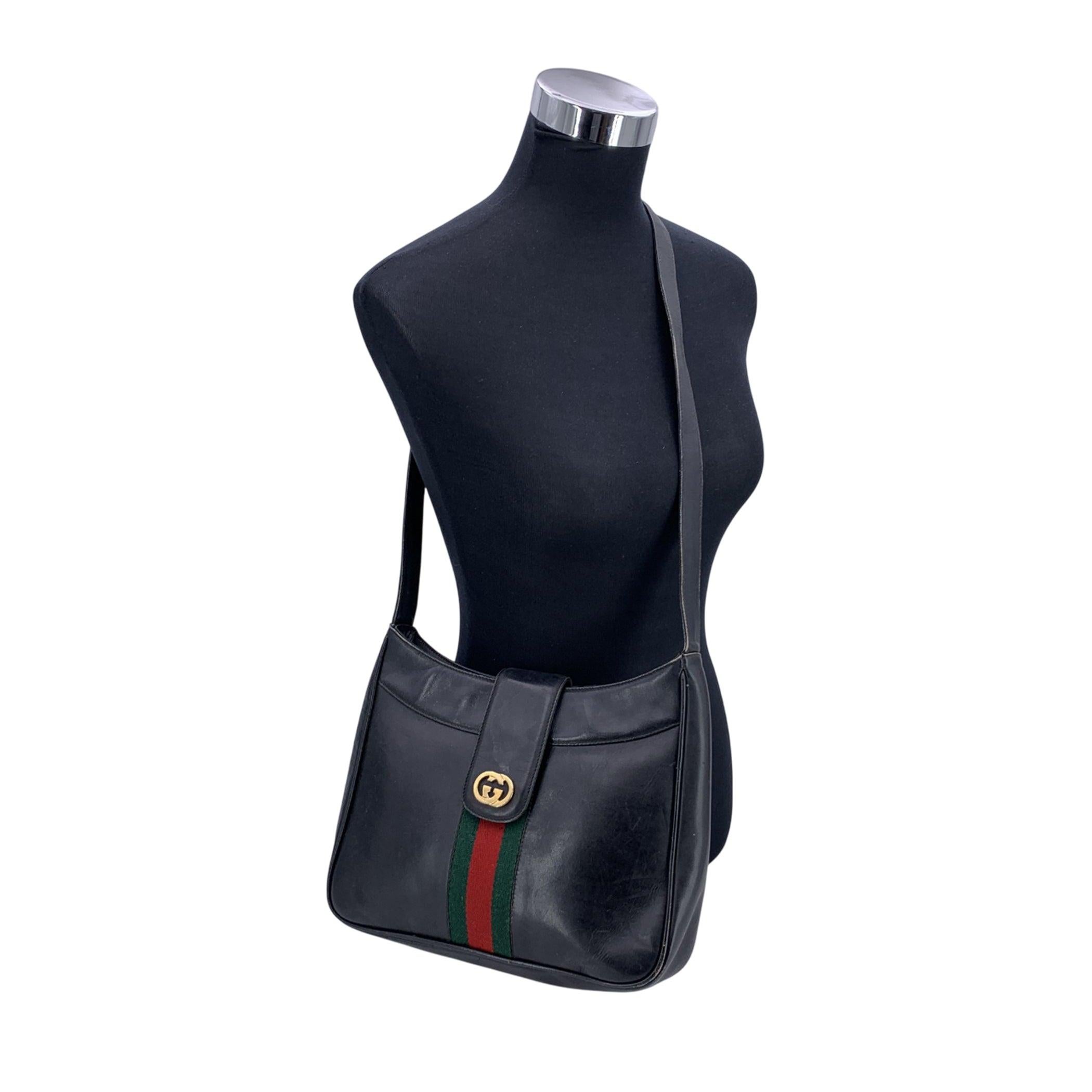 Ce sac à bandoulière vintage de Gucci est un magnifique exemple de style intemporel et d'artisanat de luxe. Confectionné en cuir noir, ce sac est d'une grande sophistication et rappelle les éléments emblématiques du design de Gucci. L'avant du sac