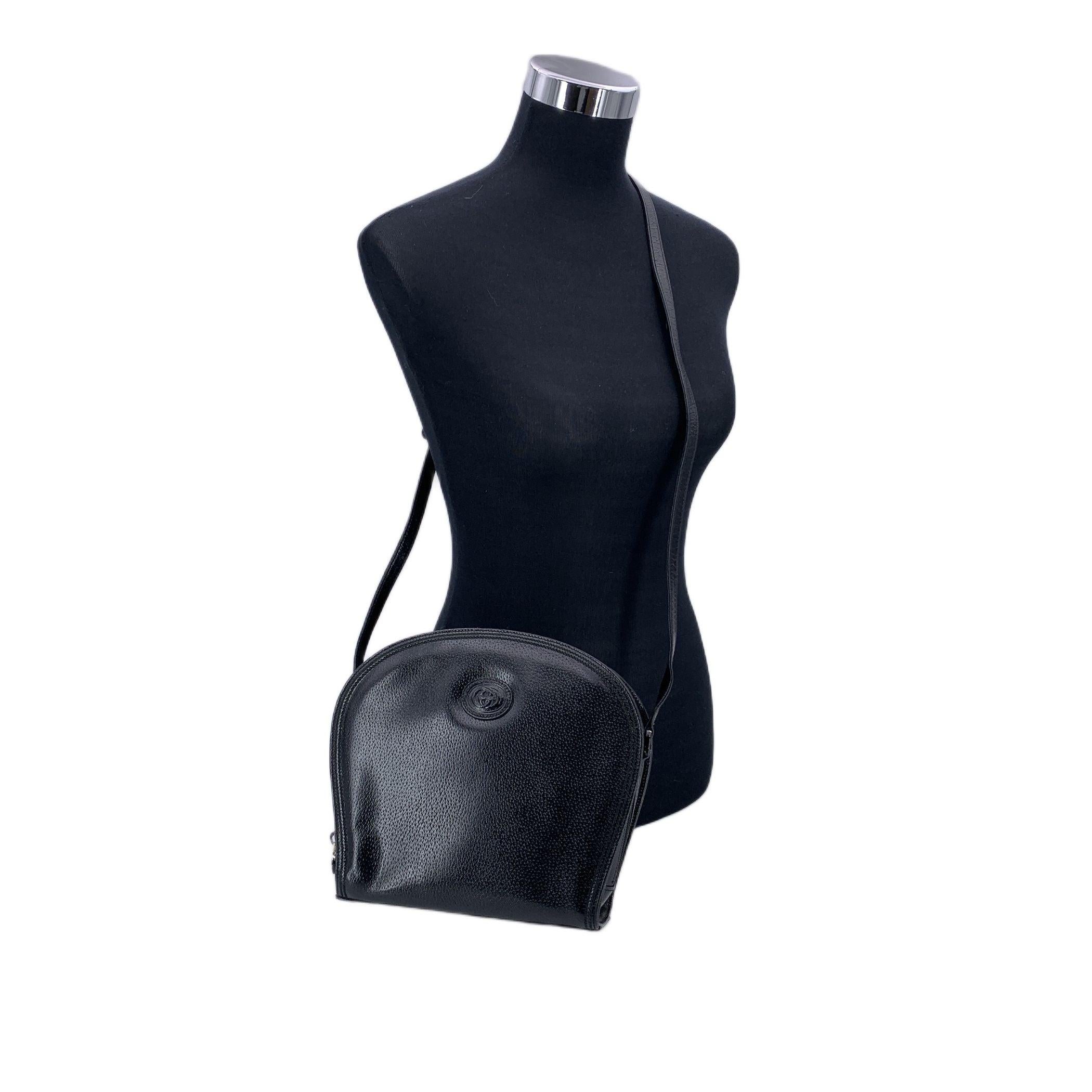 Silhouette classique au charme inaltérable, ce sac à bandoulière zippé en cuir noir Gucci Vintage témoigne de l'approche raffinée de la maison à l'égard du luxe quotidien. Conçue en cuir noir structuré, ses lignes épurées et sa fermeture zippée sur