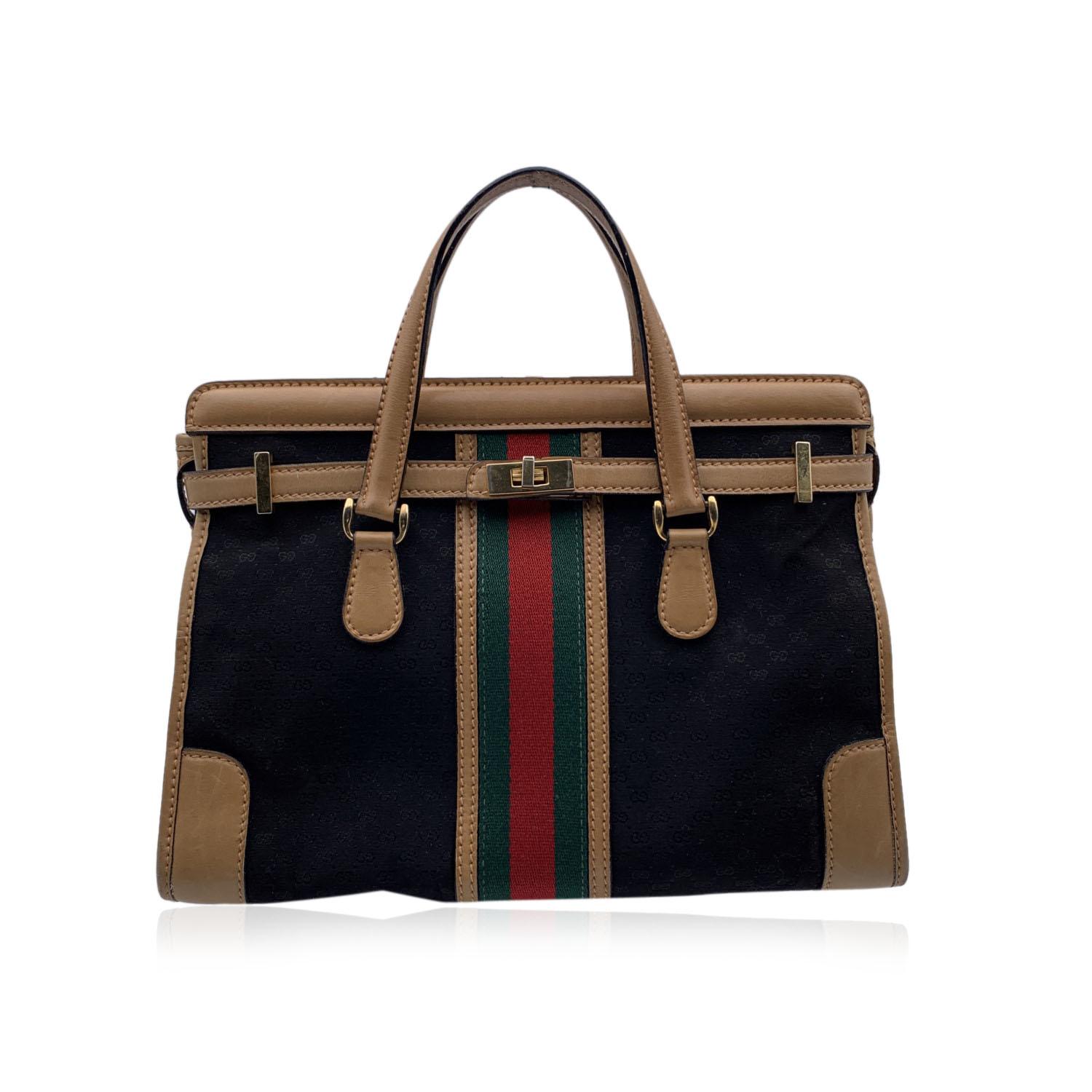 Vintage-Satchel von Gucci aus schwarzem Canvas mit Monogramm und Griffen aus hellbraunem Echtleder. Grün/Rot/Grün gestreift auf der Vorderseite. Goldfarbene Metallbeschläge. Doppelte Griffe oben. 2 Riemen auf der Vorderseite mit Klettverschluss.