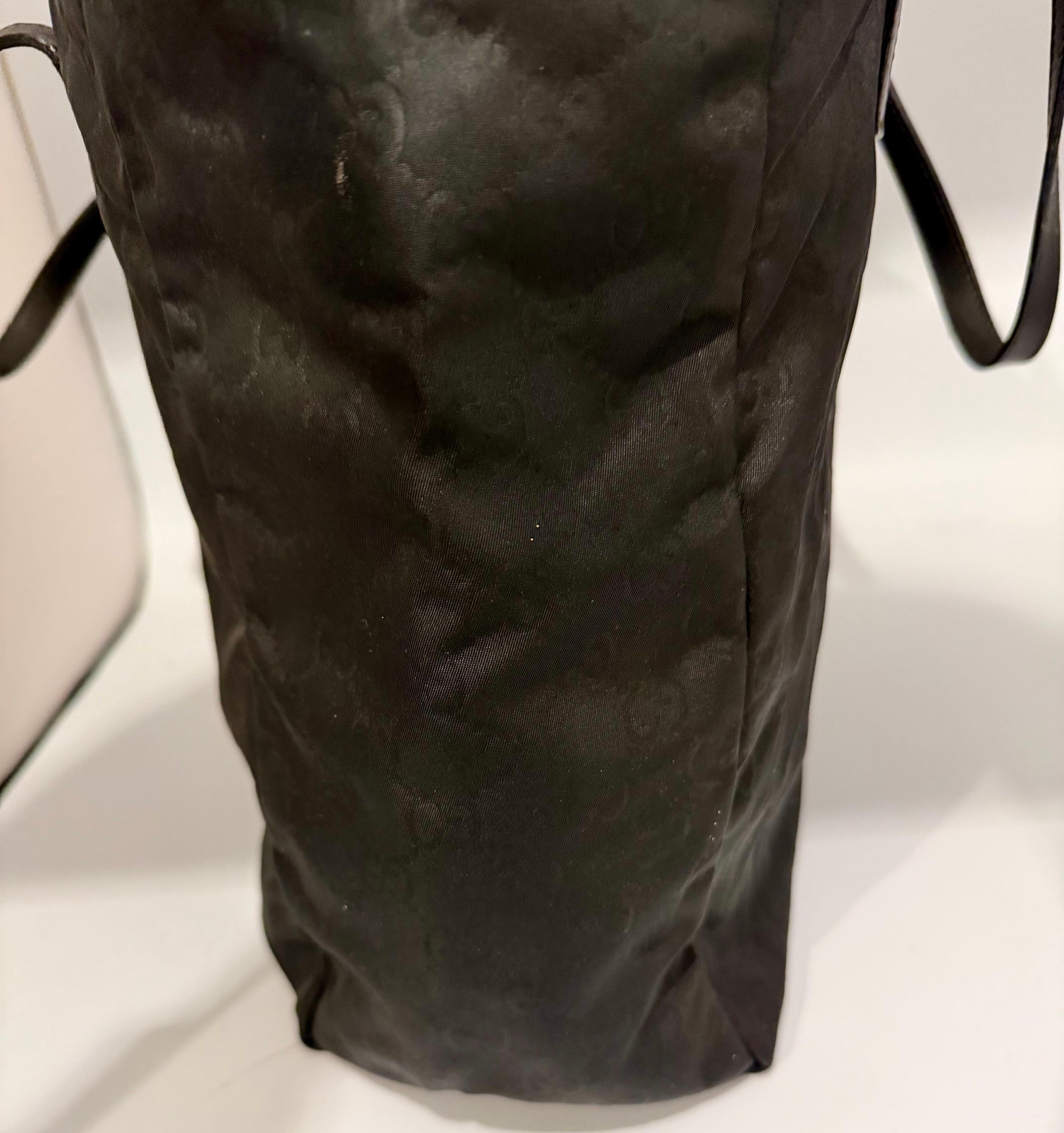 This is an authentic Pre owned GUCCI Vintage Black Nylon 

length 13 inch
width 17 inch
Comes with original Gucci box 


Condition of bag
good
inside is cream /Beige
some Stains inside, No Fading ,
We took the measurements by hand so they are