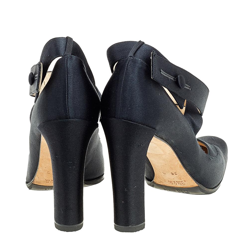 A feminine flair and a sophisticated appeal characterize these stunning black Gucci pumps. Crafted using quality materials, they will add an opulent charm to your look and complement many looks that you would want to create.

Includes: Original