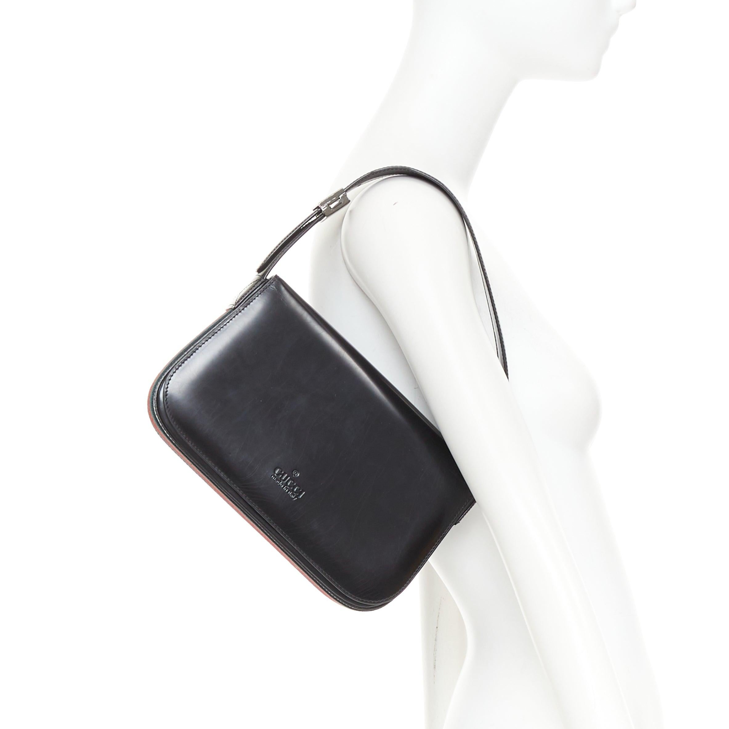 GUCCI Vintage noir cuir lisse vert rouge web sac structuré sous le bras
Référence : SNKO/A00609
Marque : Gucci
MATERIAL : Cuir, Fabrice
Couleur : noir, rouge
Motif : Rayé
Fermeture : aimant
Doublure : Tissu noir
Fabriqué en : Italie

CONDITION