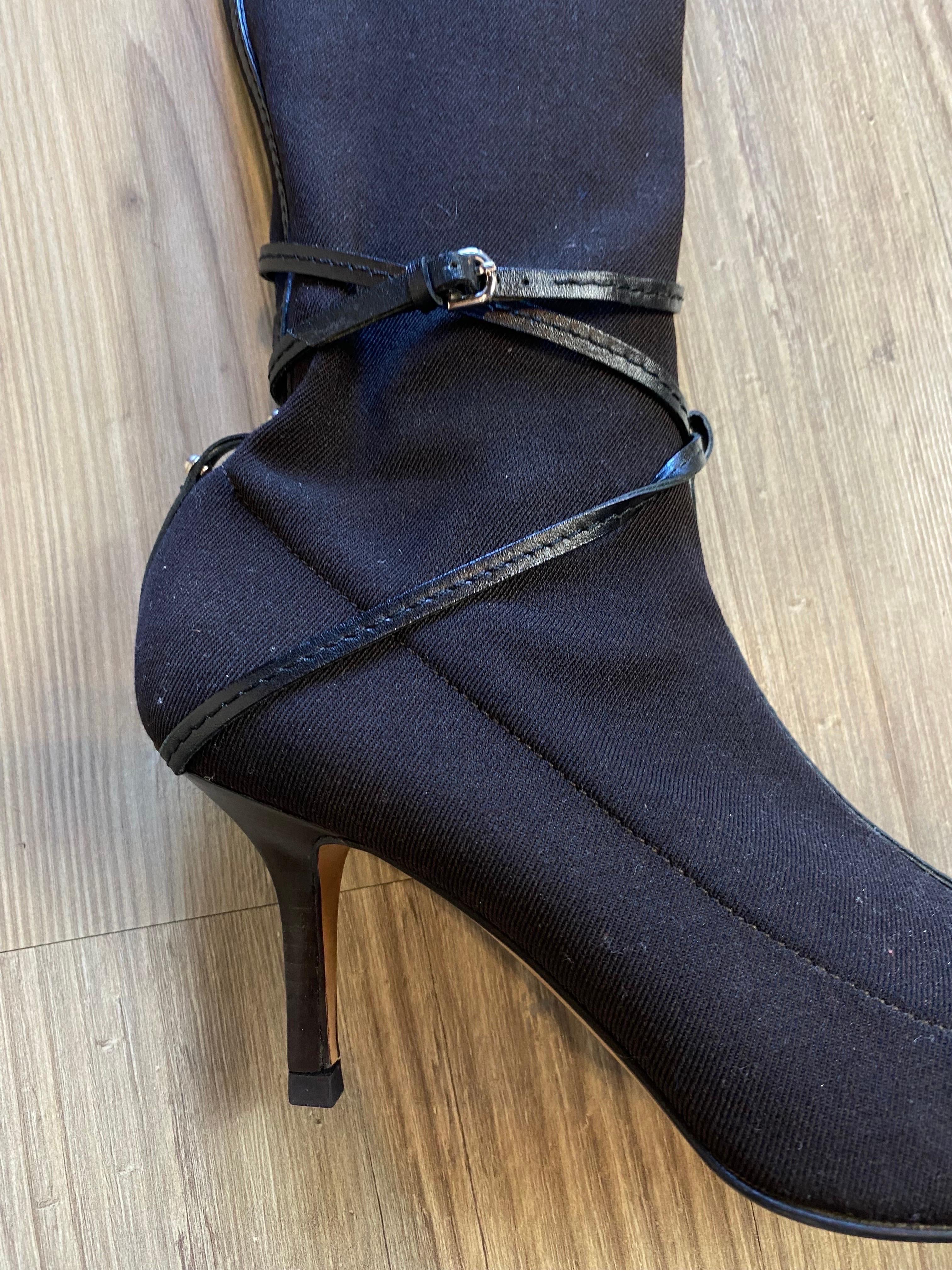 Vintage Gucci black sock boot
 with original box.
In elastic fabric with laces that go around the boot. Narrow heel. 
Number 38 1/2 C
8cm high heel.
In very good general condition, shows signs of normal use. 
On the back of a boot, a piece of a
