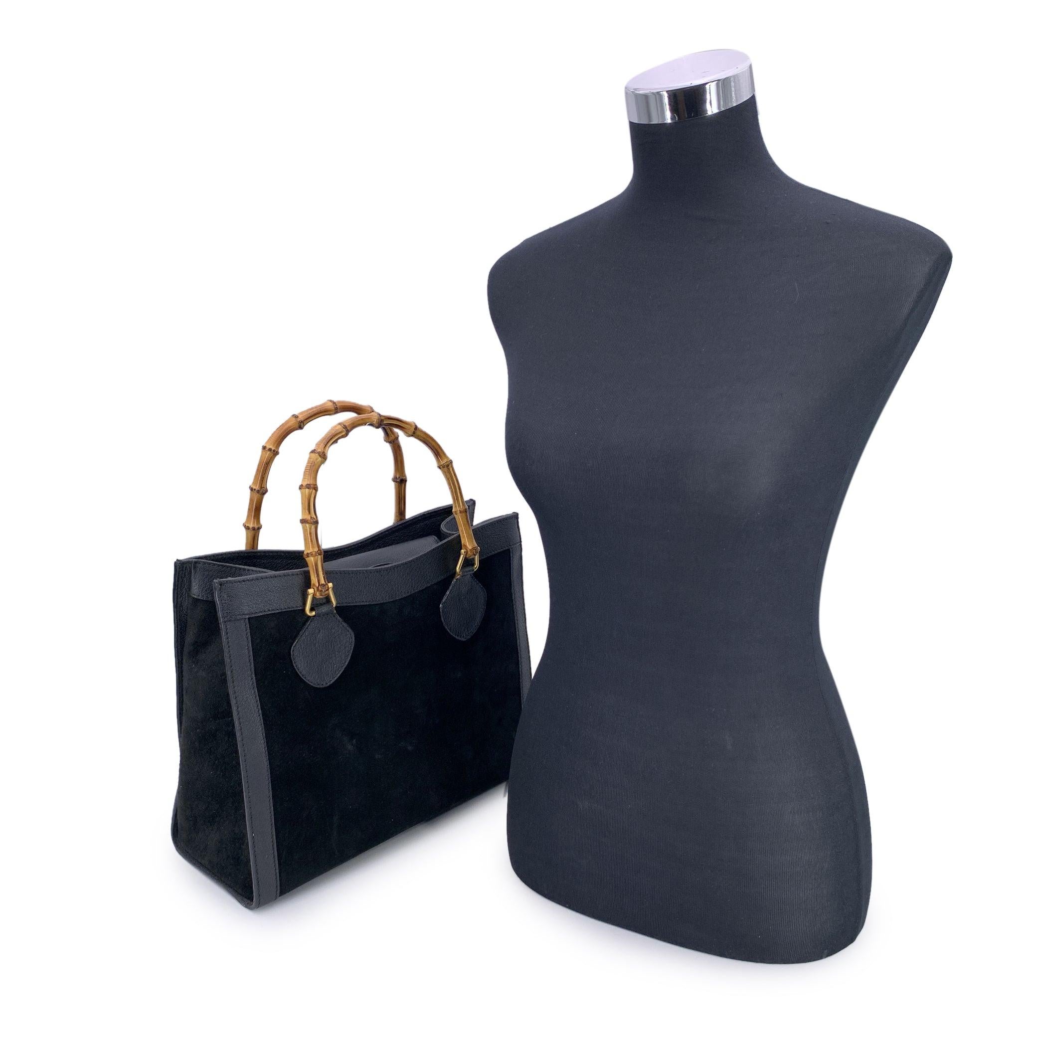 Elegant, ikonisch und unverkennbar Gucci - diese Gucci Bamboo Tote Bag aus schwarzem Wildleder und Leder ist ein zeitloses Stück, das sowohl Geschichte als auch Stil verkörpert. Die Tasche aus edlem schwarzem Veloursleder mit Akzenten aus Glattleder