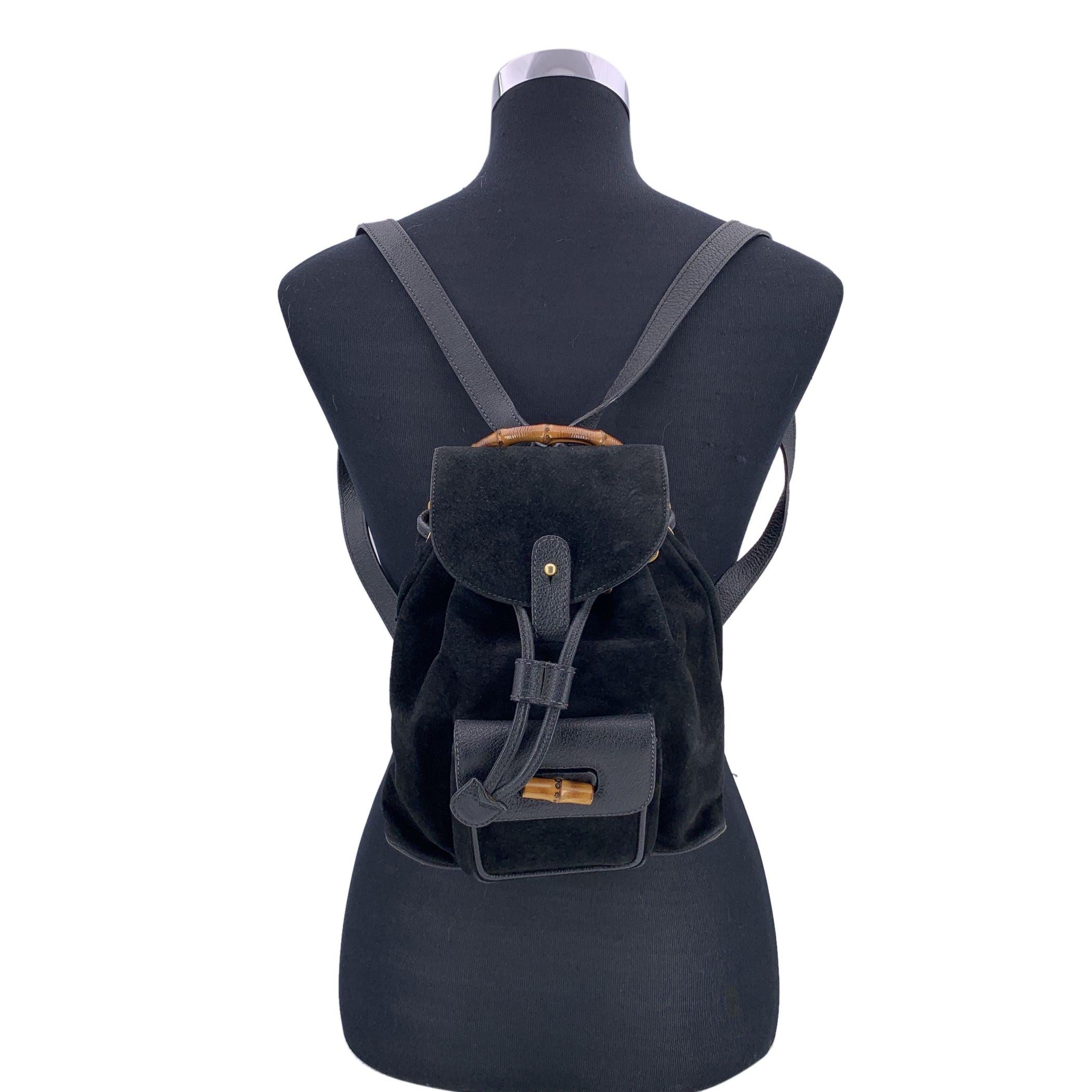 Die Vintage-Bambus-Kollektion von Gucci hat etwas unbestreitbar Besonderes: Sie ist zeitlos, taktil und voller Charakter. Dieser kleine schwarze Lederrucksack ist ein schönes Beispiel für dieses Erbe und verbindet praktisches Design mit