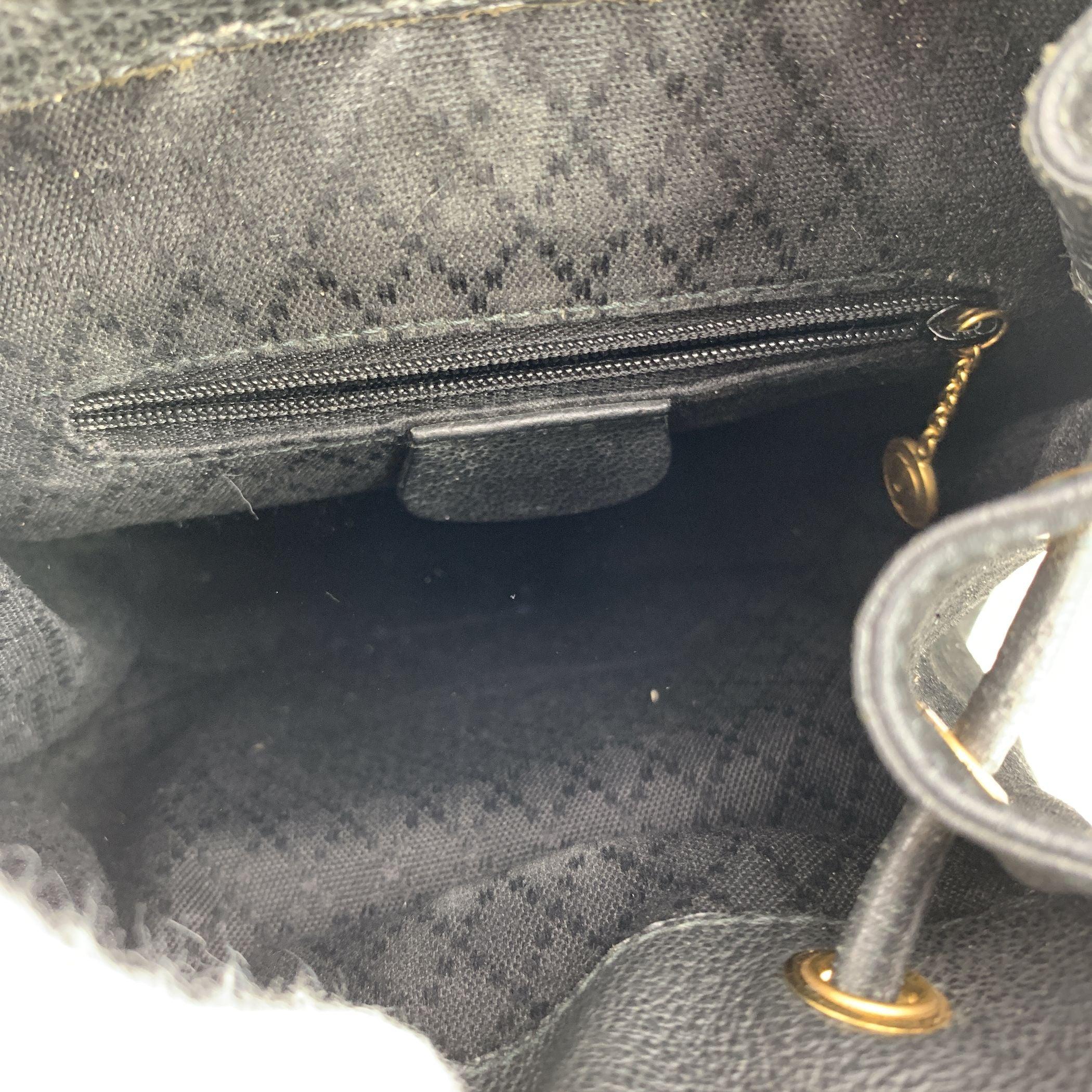 Gucci Vintage Black Suede Small Bamboo Backpack Umhängetasche im Zustand „Gut“ im Angebot in Rome, Rome