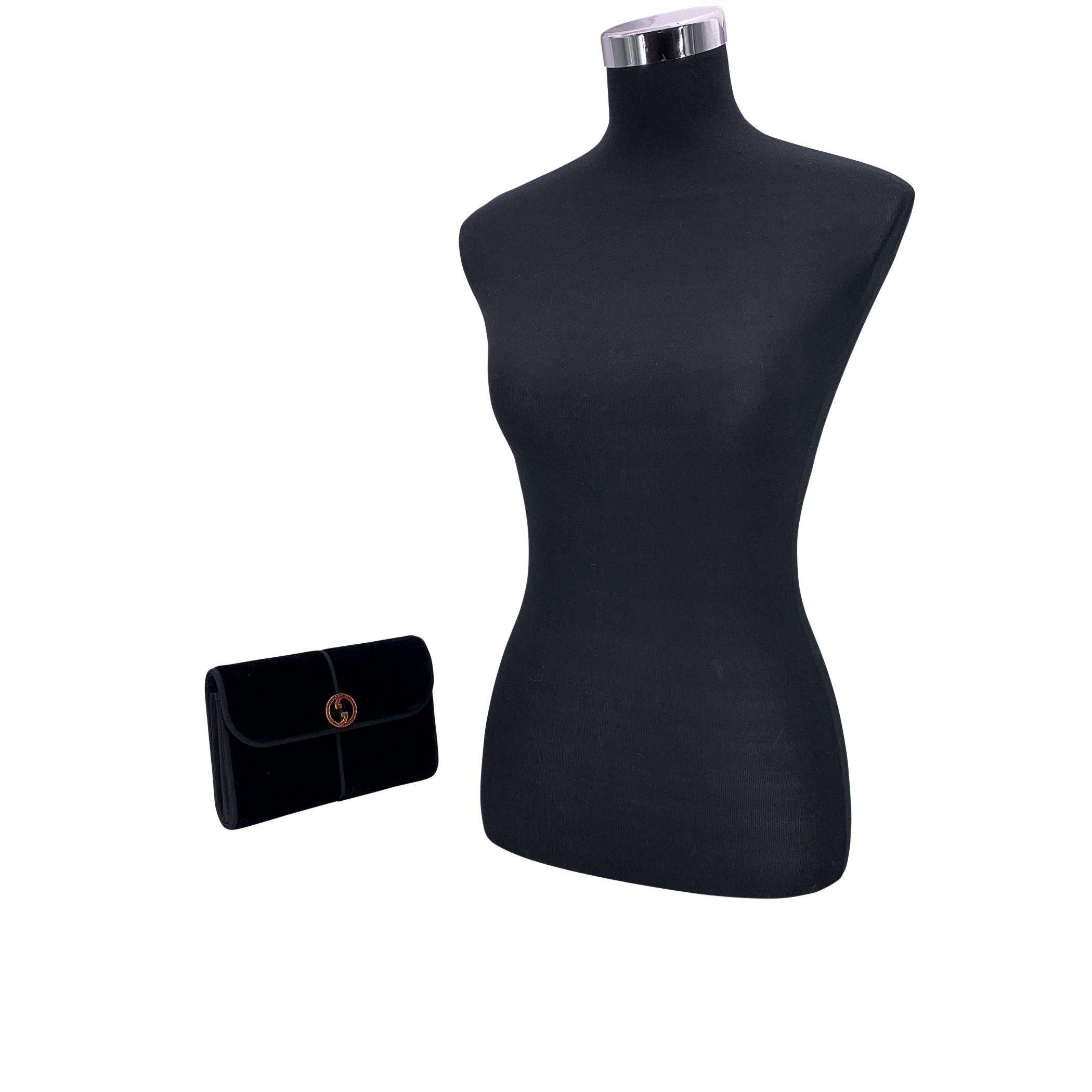 Entdecken Sie den unaufdringlichen Glamour dieser Vintage-Handtasche von Gucci, die den Reiz eines raffinierten Abendstils verkörpert. Sie ist aus luxuriösem schwarzem Samt gefertigt und strahlt weiche Raffinesse aus. Die Vorderseite ziert ein