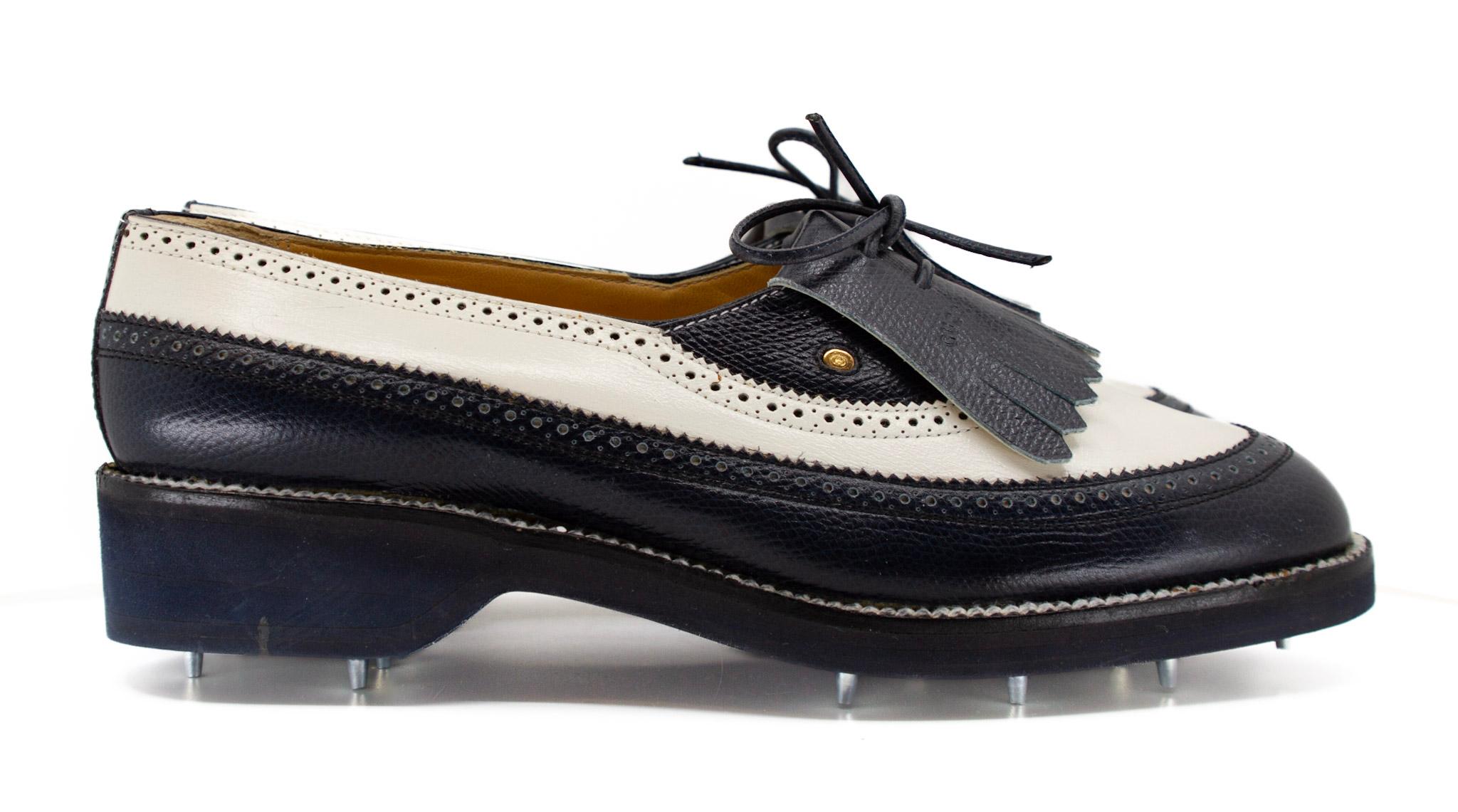 Chaussures de golf noir et blanc très Vintage Gucci avec crampons et embellissements métalliques Gucci. État impeccable.

EU 39B / US 8.5 Narrow 