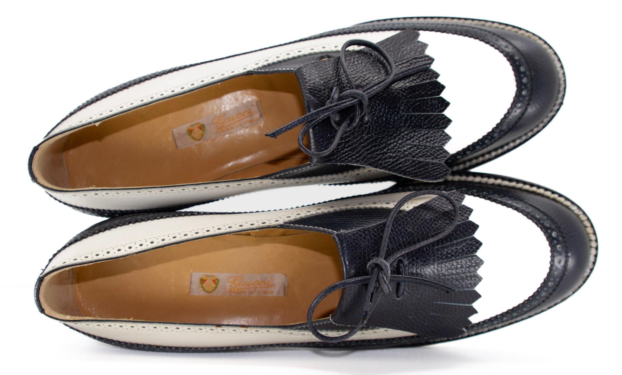 Chaussures ou crampons de golf en cuir noir et blanc de Gucci Vintage  en vente 1