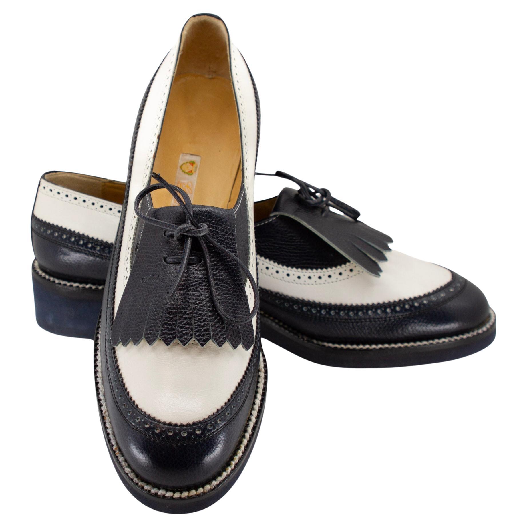 Chaussures ou crampons de golf en cuir noir et blanc de Gucci Vintage  en vente