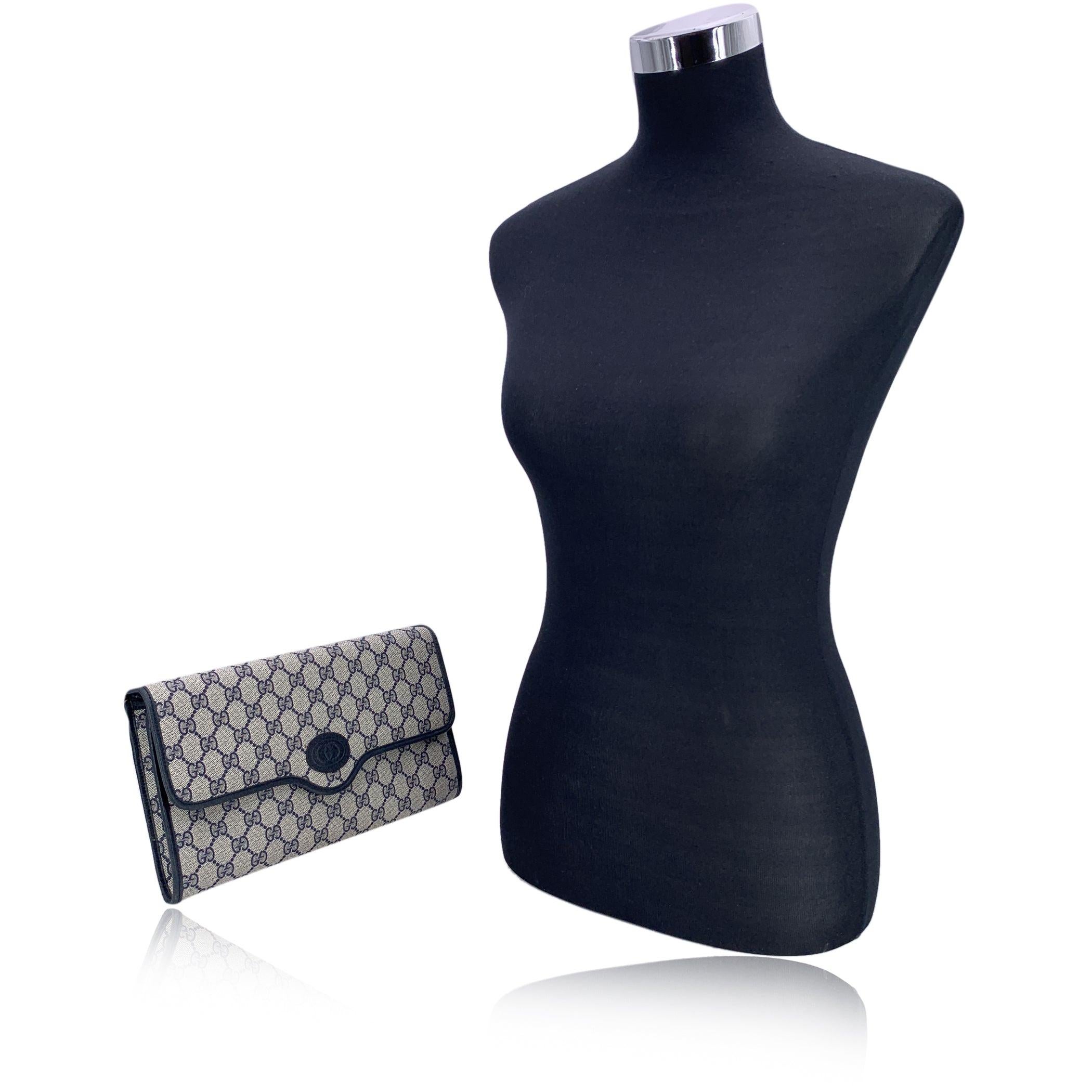 Un Toque de Elegancia Vintage: Bolso de mano de lona con monograma azul de Gucci Adéntrate en la sofisticación de una época pasada con este bolso de mano vintage de Gucci, una pieza impresionante de la icónica colección de accesorios de Gucci. Este