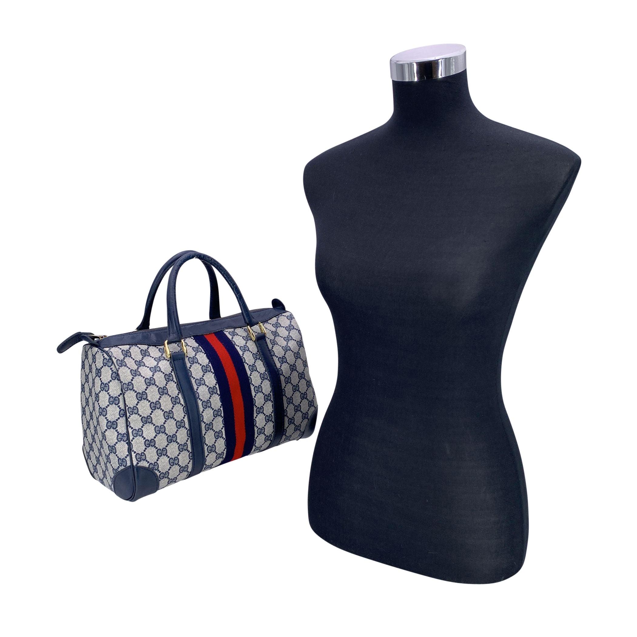 Ce magnifique objet est accompagné d'un certificat d'authenticité fourni par Entrupy. Le certificat sera fourni sans frais supplémentaires Entrez dans un monde de luxe intemporel avec le sac Boston en toile et cuir Monogram de Gucci Vintage Blue, un