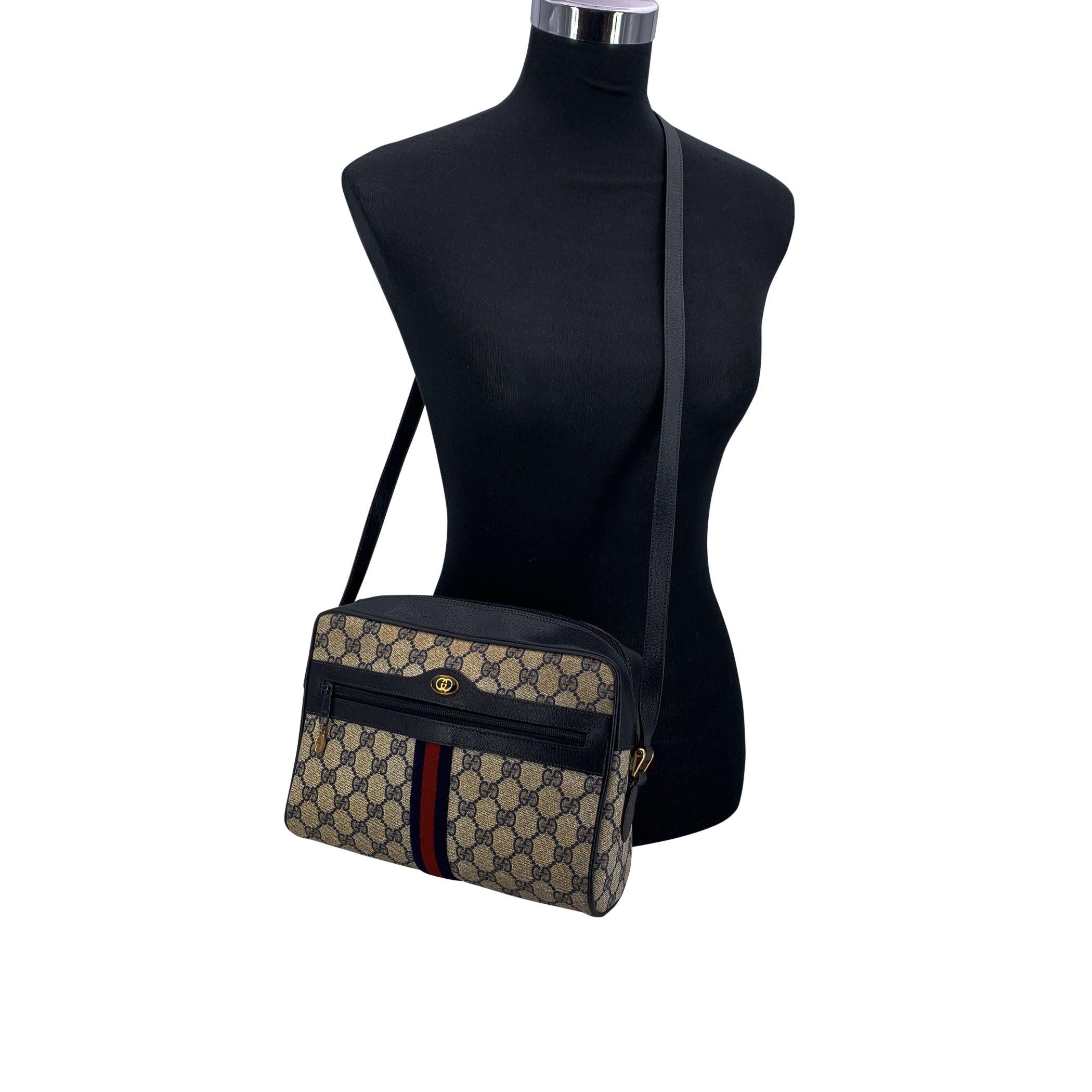 Sac à main vintage Gucci 'Ophidia', confectionné dans la toile bleue du monogramme GG, signature de la marque, et garni de cuir véritable bleu. Cette pièce classique présente la bande Web emblématique bleu-rouge-bleu et le logo GG imbriqué sur le