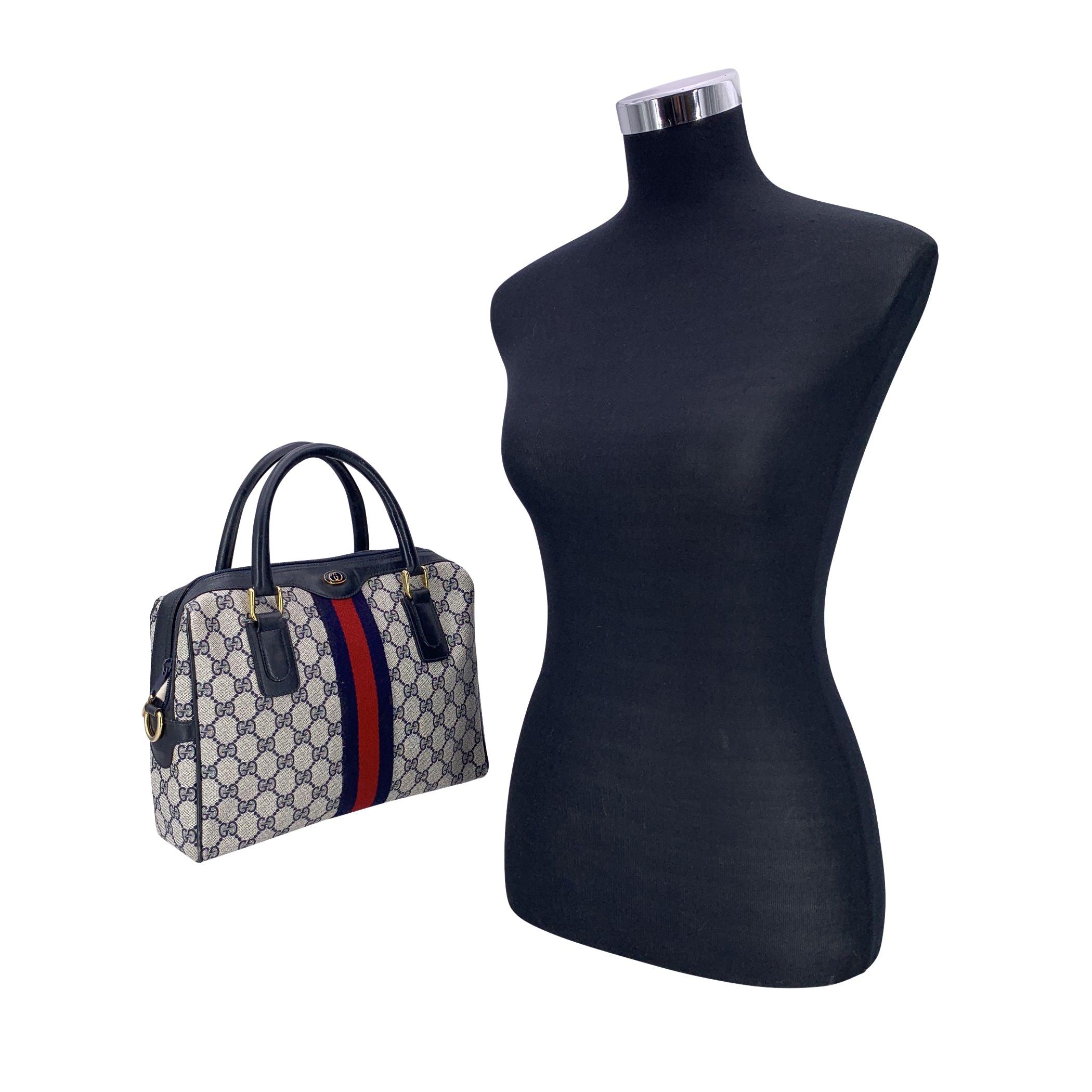 Pièce phare de la Collection Salsa de Gucci, ce cartable vintage est réalisé dans la toile monogramme bleue signature de la maison, avec des bordures en cuir bleu assorties et des poignées robustes. Le devant et le dos sont rehaussés des rayures