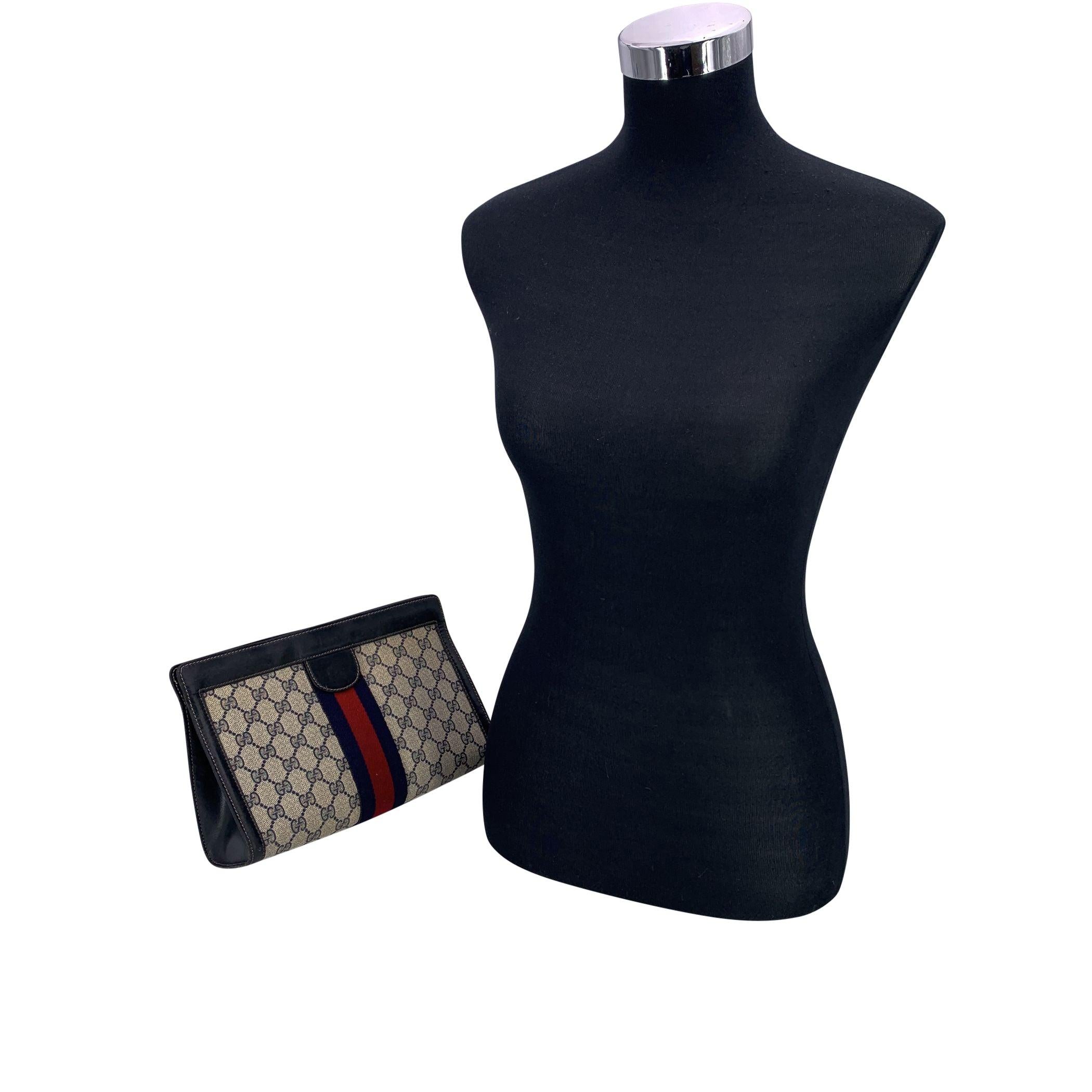 Un guiño atemporal a la herencia de Gucci, este Bolso Cosmético Vintage Gucci Monograma Clutch combina sin esfuerzo estilo y funcionalidad. Está confeccionado en la clásica lona con el monograma en tonos azules intensos, acentuada con un ribete de