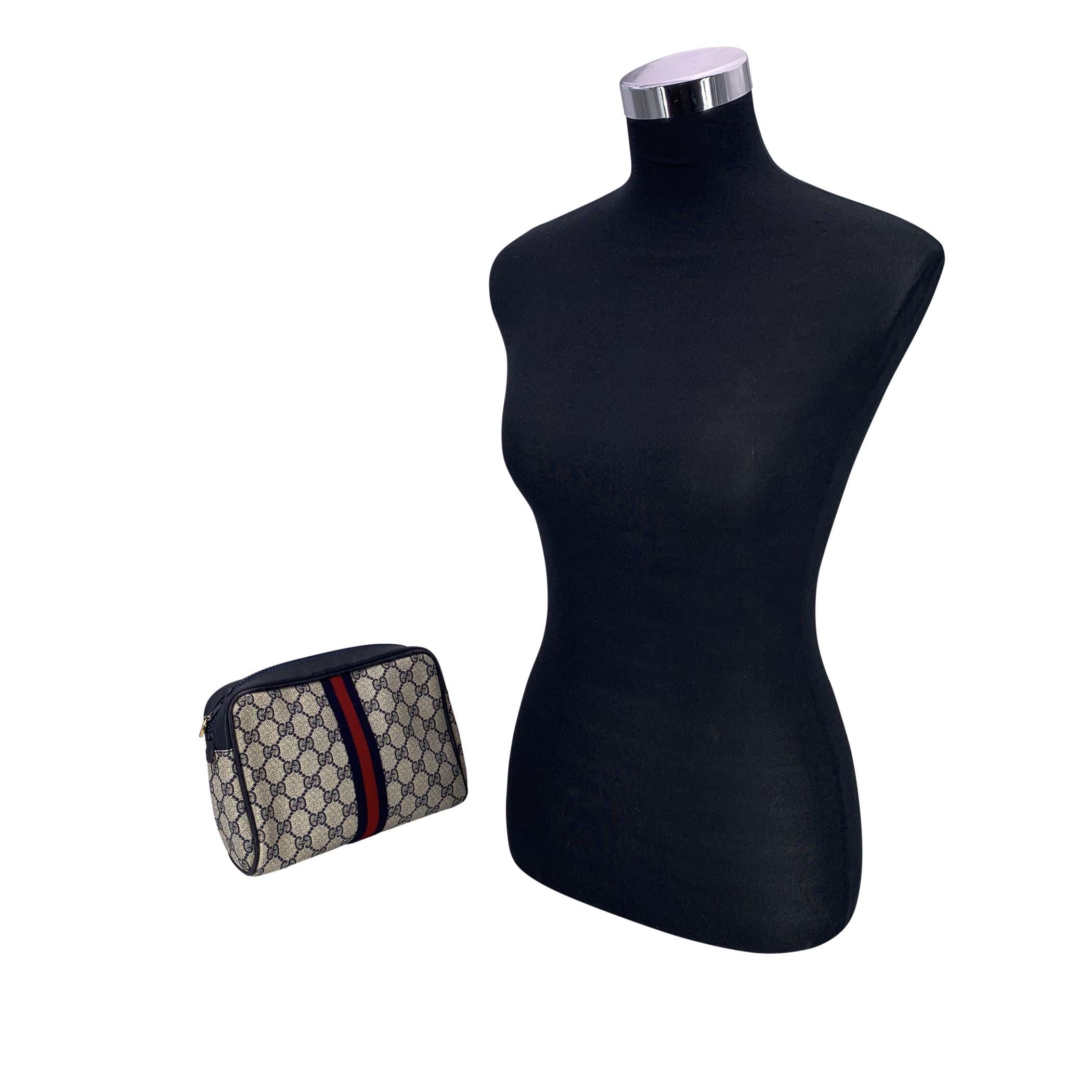 Clin d'œil intemporel à l'héritage de Gucci, cette pochette Vintage Gucci Monogram Zip Cosmetic Bag allie sans effort style et fonctionnalité. Confectionné en toile monogramme classique aux riches tons bleus, il est rehaussé d'une bordure en cuir