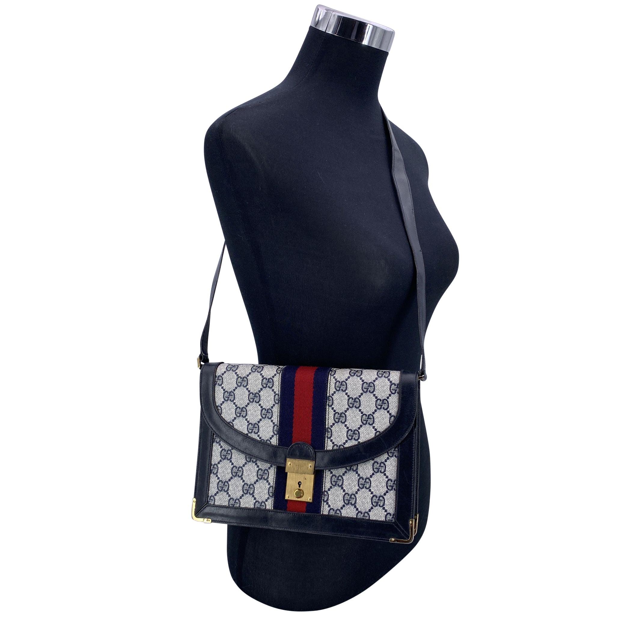 Raffinato tesoro dell'epoca vintage di Gucci, questa borsa a tracolla con monogramma incarna il caratteristico mix di eleganza e funzionalità della Maison. Realizzata in tela GG Monogram blu con finiture in vera pelle, presenta sul davanti l'iconica