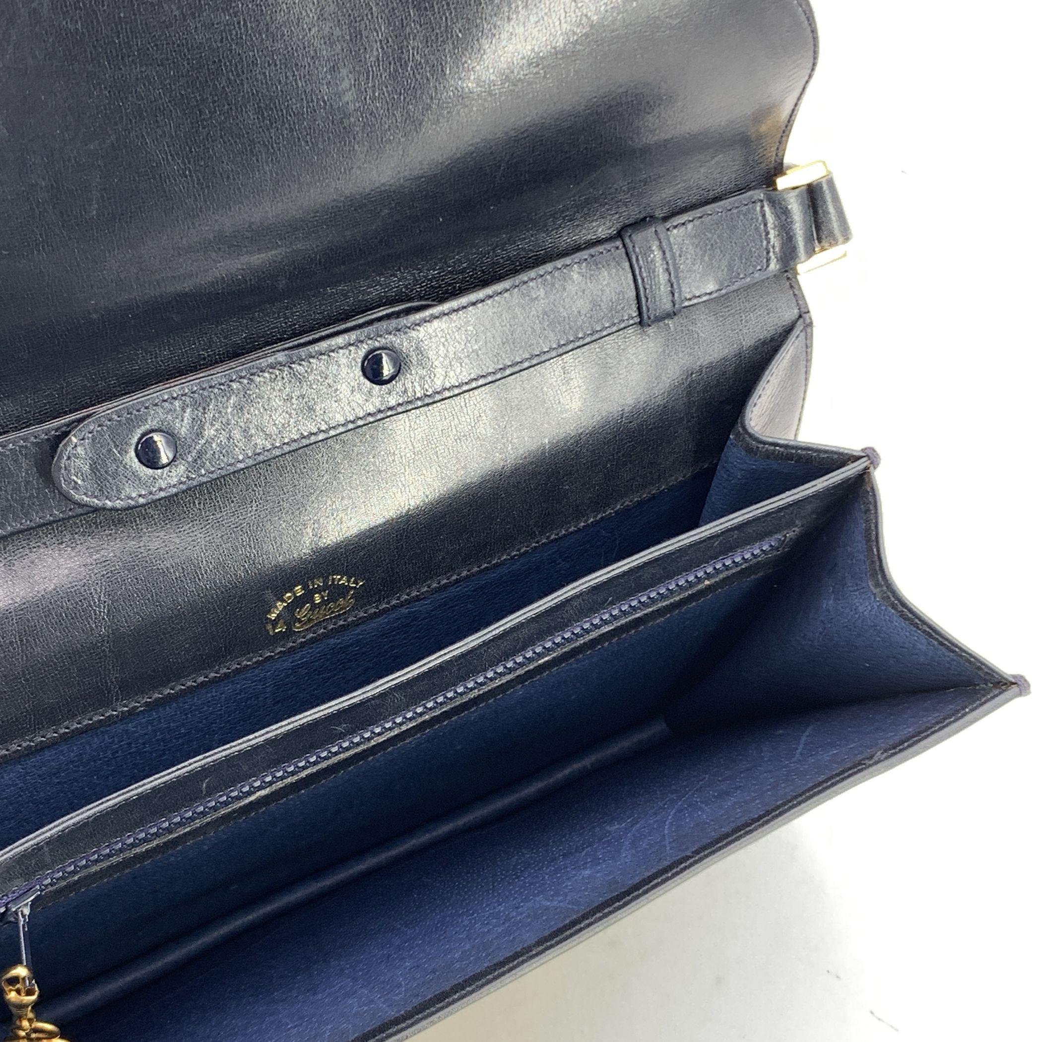 Gucci Borsa a tracolla a soffietto con patta e monogram blu con righe in vendita 1