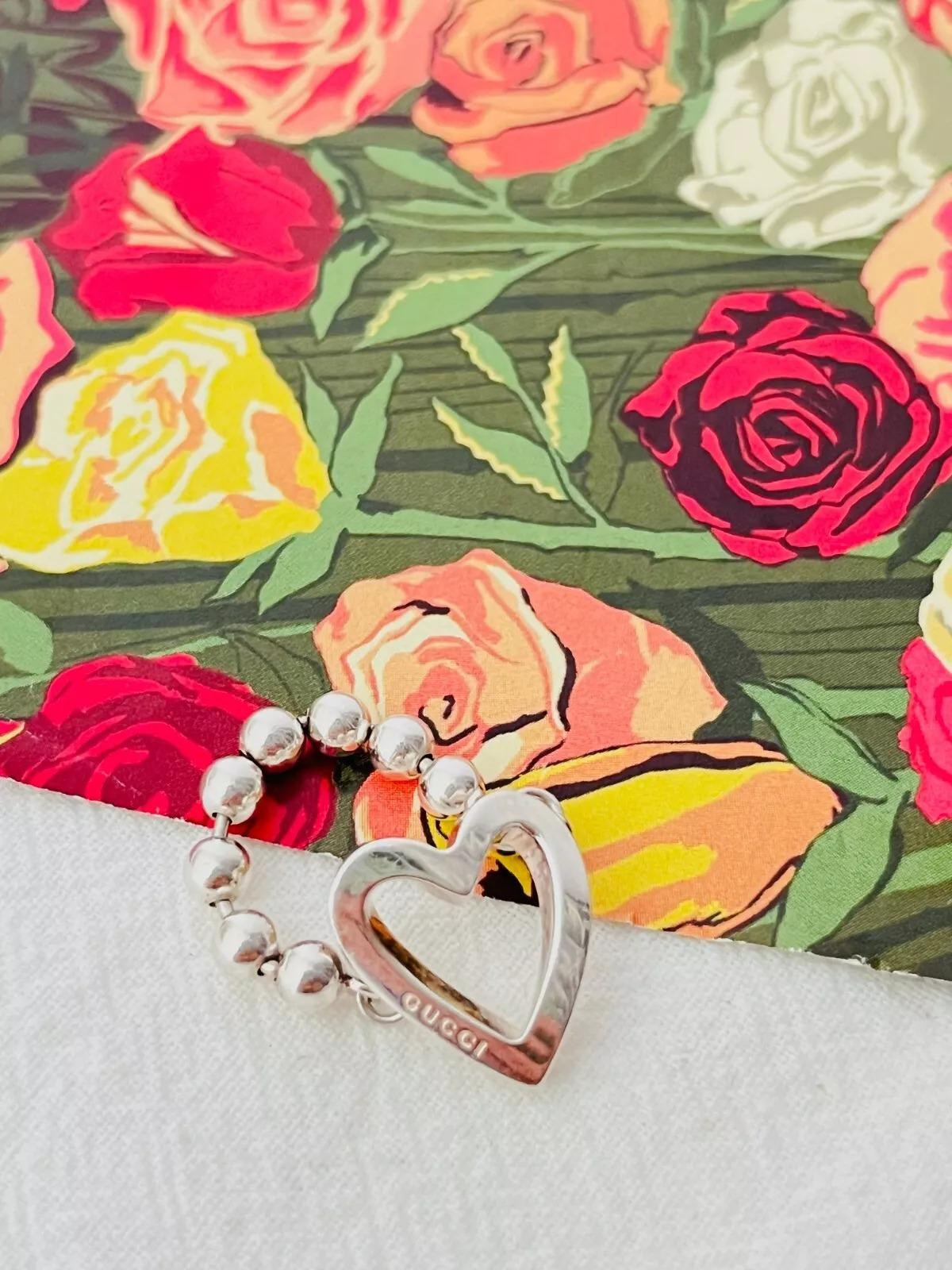 Gucci Vintage Unisex Boule Logo Heart Love Ball Dots Chain Ring Sterling Silver, US 7

Very good condition. Light scratches or colour loss, barely noticeable. 100% Genuine. 

Rare to find. Vintage. 

UK size: O.

_ _ _

Great for everyday wear. Come