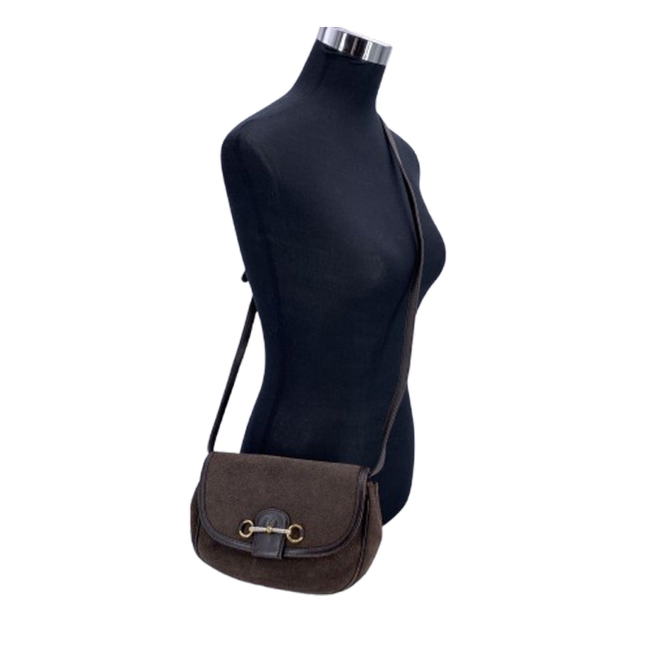 Un trésor intemporel : Sac à bandoulière vintage Gucci Horsebit en galuchat Entrez dans un luxe tranquille avec ce superbe sac à bandoulière vintage Gucci Horsebit - un modèle qui capture l'essence de l'élégance inspirée de l'équitation et de