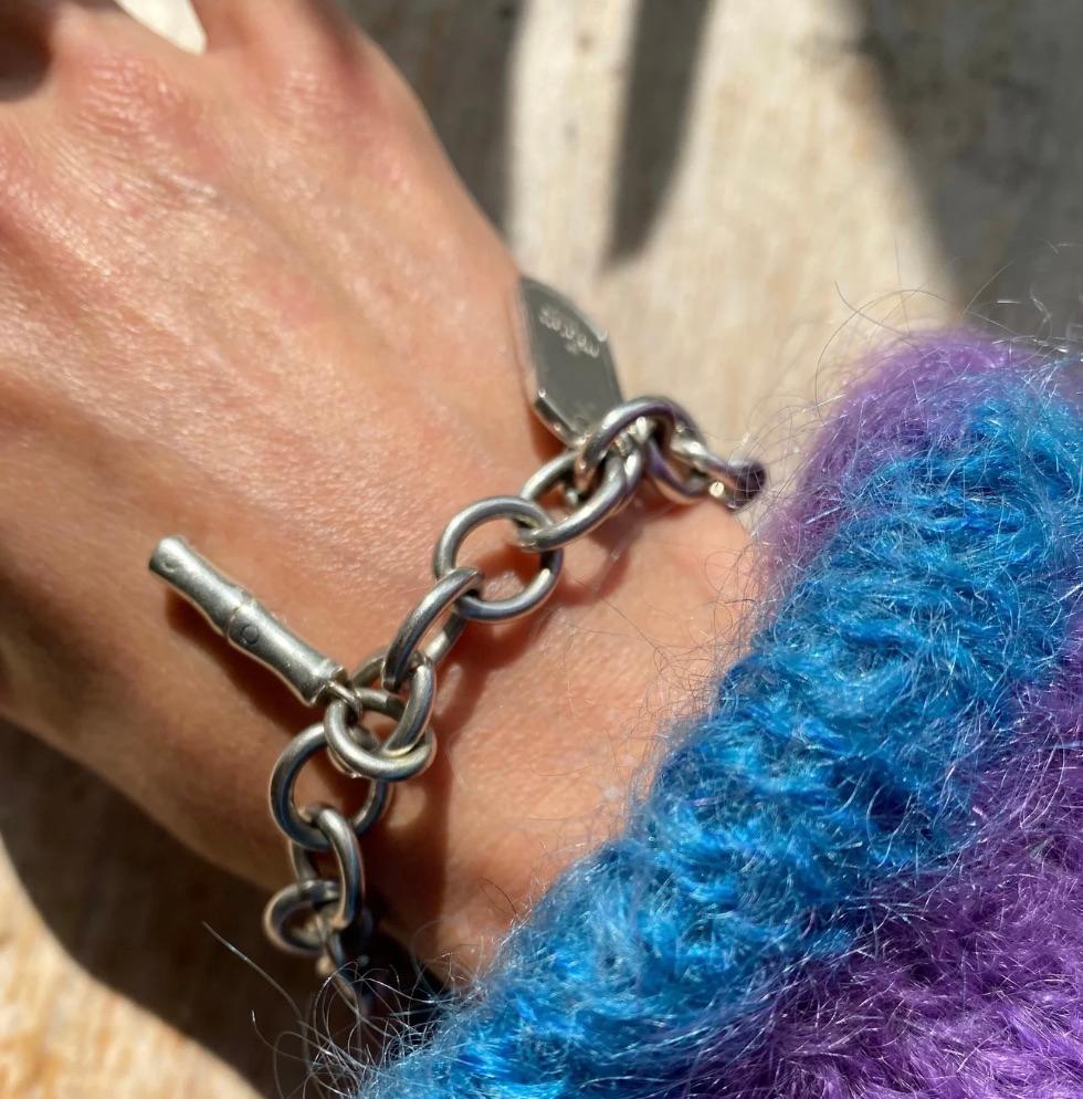 Iconic piece from the Tom Ford 90s Gucci era
Crafted in Italy from Sterling Silver
Chunky chain with 5 charms
Sturdy lobster clasp
Length - 19 cm