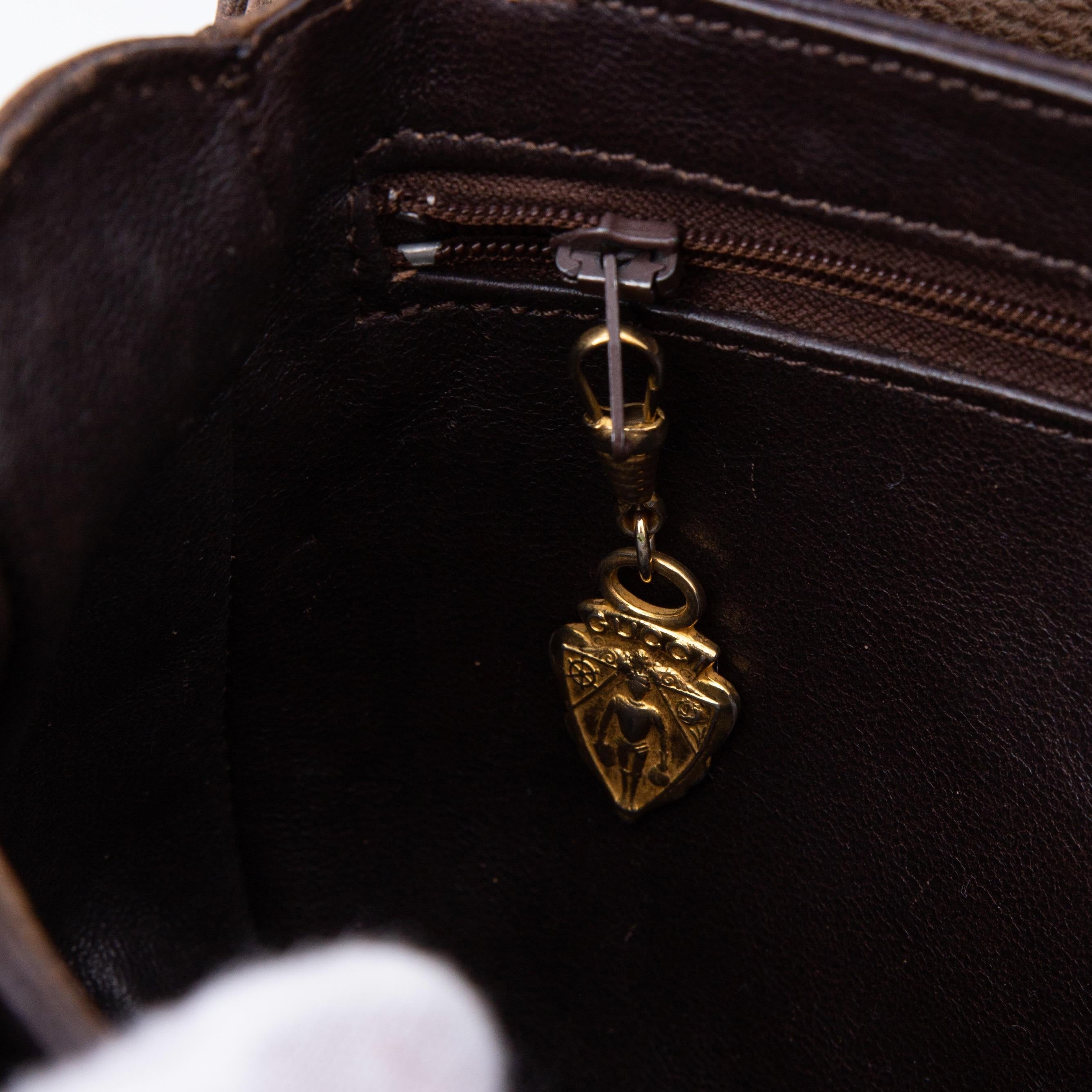 Gucci Vintage Brown Leather Gg Flip Lock Handbag (Circa 1955) Rare en vente 4