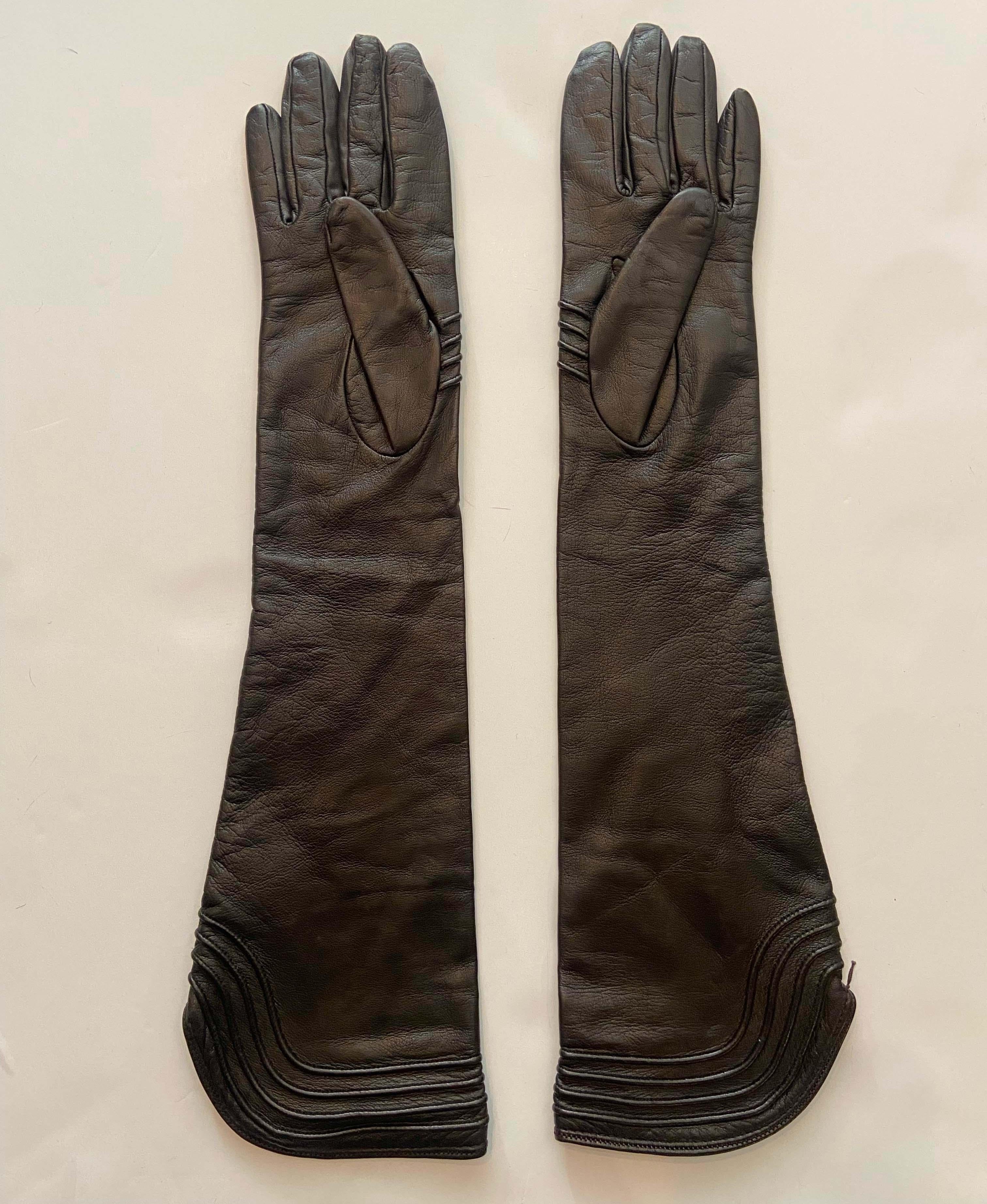Vintage Gucci brown long leather piping gloves. 

Brand: Gucci 
Size: 7
Color: Brown
Fabric: Leather
Authenticity Guaranteed, never been worn .
