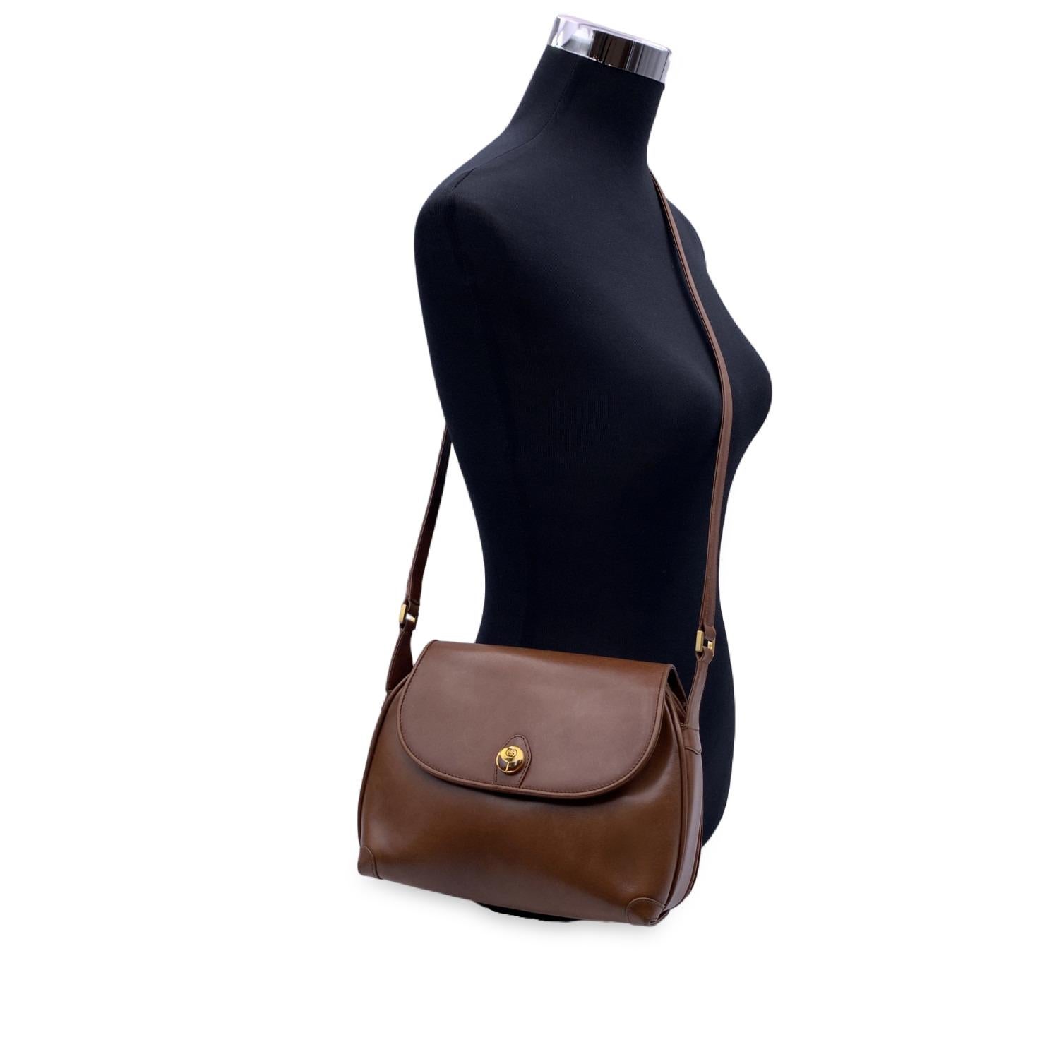 Gucci vintage shoulder bag. Double flap design. Brown leather. Front flap with magnetic buttton closure. Beige leather lining. 1 side zip pocket inside. GG - Gucci logo on the front. 'Gucci - Italy' crest embossed inside

B - VERY GOOD
Some light