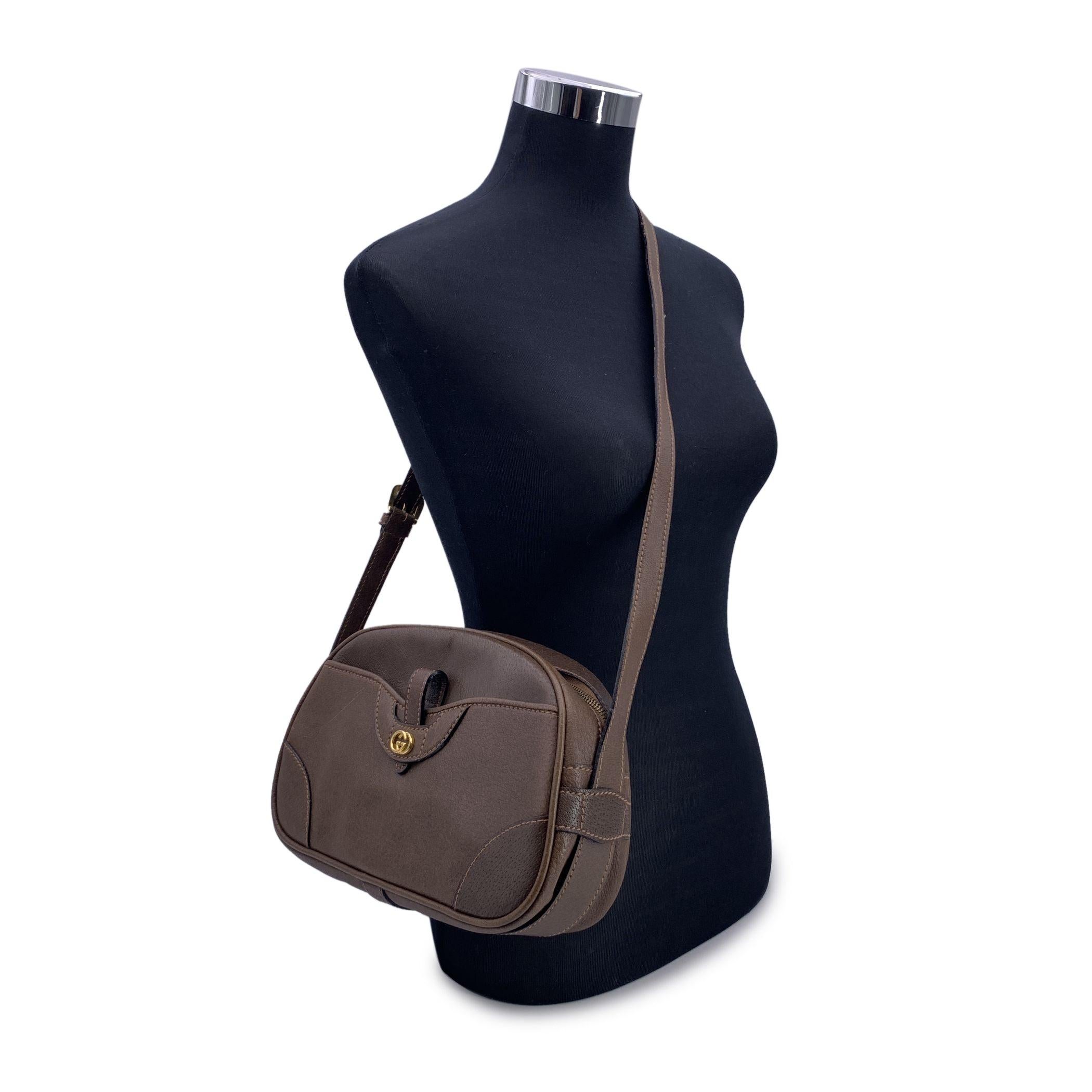 Vintage Gucci shoulder bag in brown leather. The bag features a front pocket and gold metal GG logo on the front. Upper zipper closure. Beige diamond lining . Adjustable shoulder strap. 'Made in Italy by Gucci' tag inside. Condition B - VERY GOOD