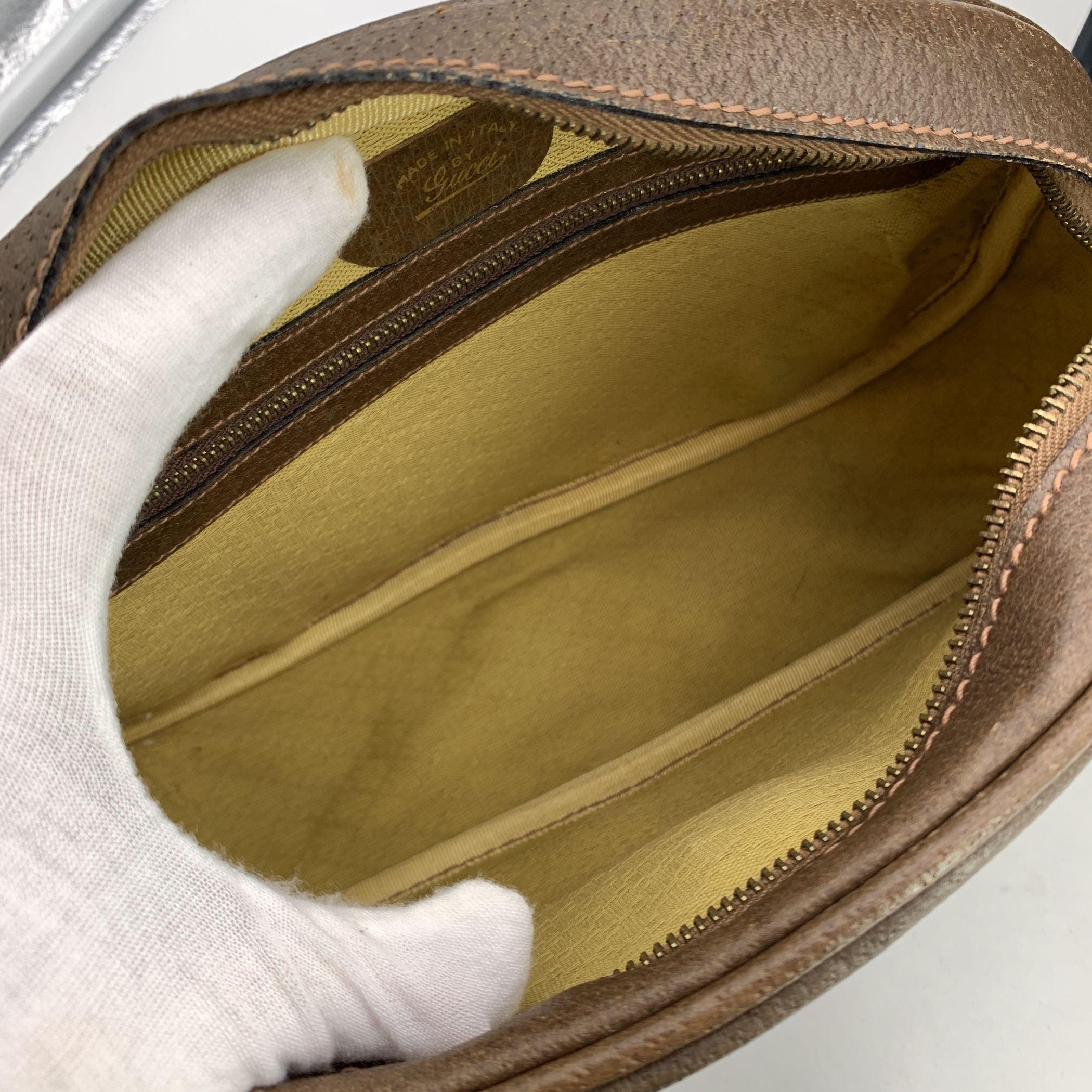 Gucci Vintage Brown Leather Shoulder Bag with Front Pocket In Good Condition In Rome, Rome