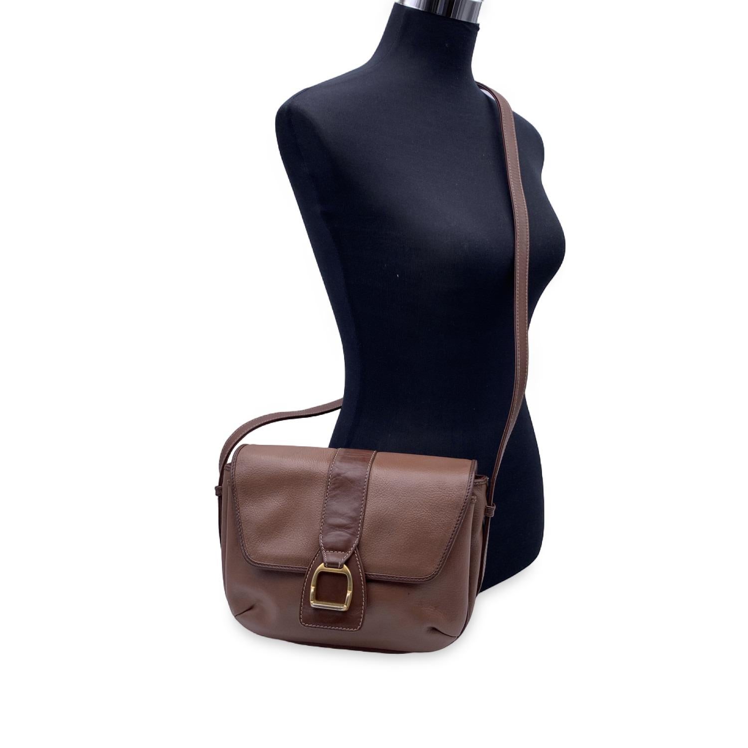 Gucci vintage messenger bag in brown leather with gold metal Stirrup detail on the front. 'GUCCI - Made in Italy' tag inside (serial number on its reverse)

Condition

B - VERY GOOD

Gently used. Minimal scratches on leather due to normal use.