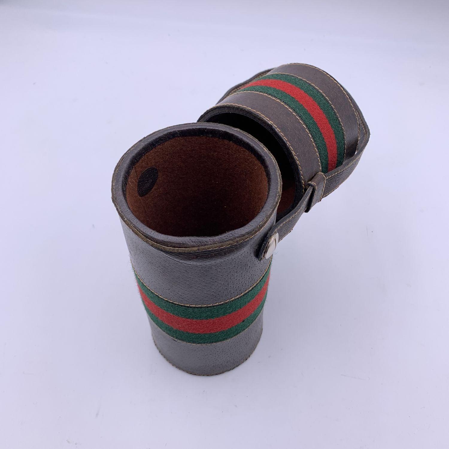Vintage Thermoskanne/Thermoskannenhalter von GUCCI . Thermoskannenhalter aus braunem Leder mit grün/rot/grünen Streifen rundherum. Der obere Teil des Halters gleitet innerhalb der Umreifung auf und ab. Heben Sie den Deckel an, um eine Thermosflasche