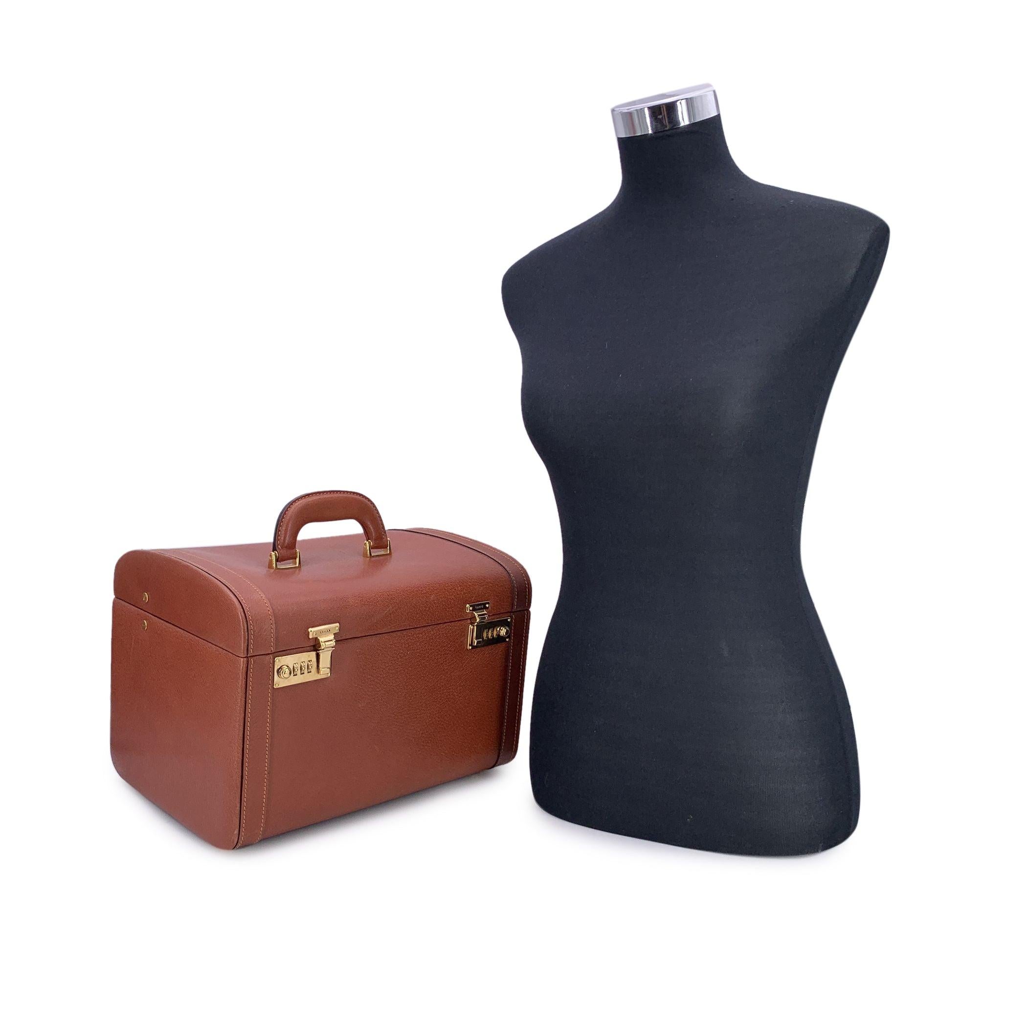 Découvrez un véritable trésor vintage avec ce beauty train case en cuir marron unique de Gucci, datant du début des années 1990. Exemple étonnant de luxe classique, cette mallette est fabriquée dans un cuir riche et souple et rehaussée de ferrures