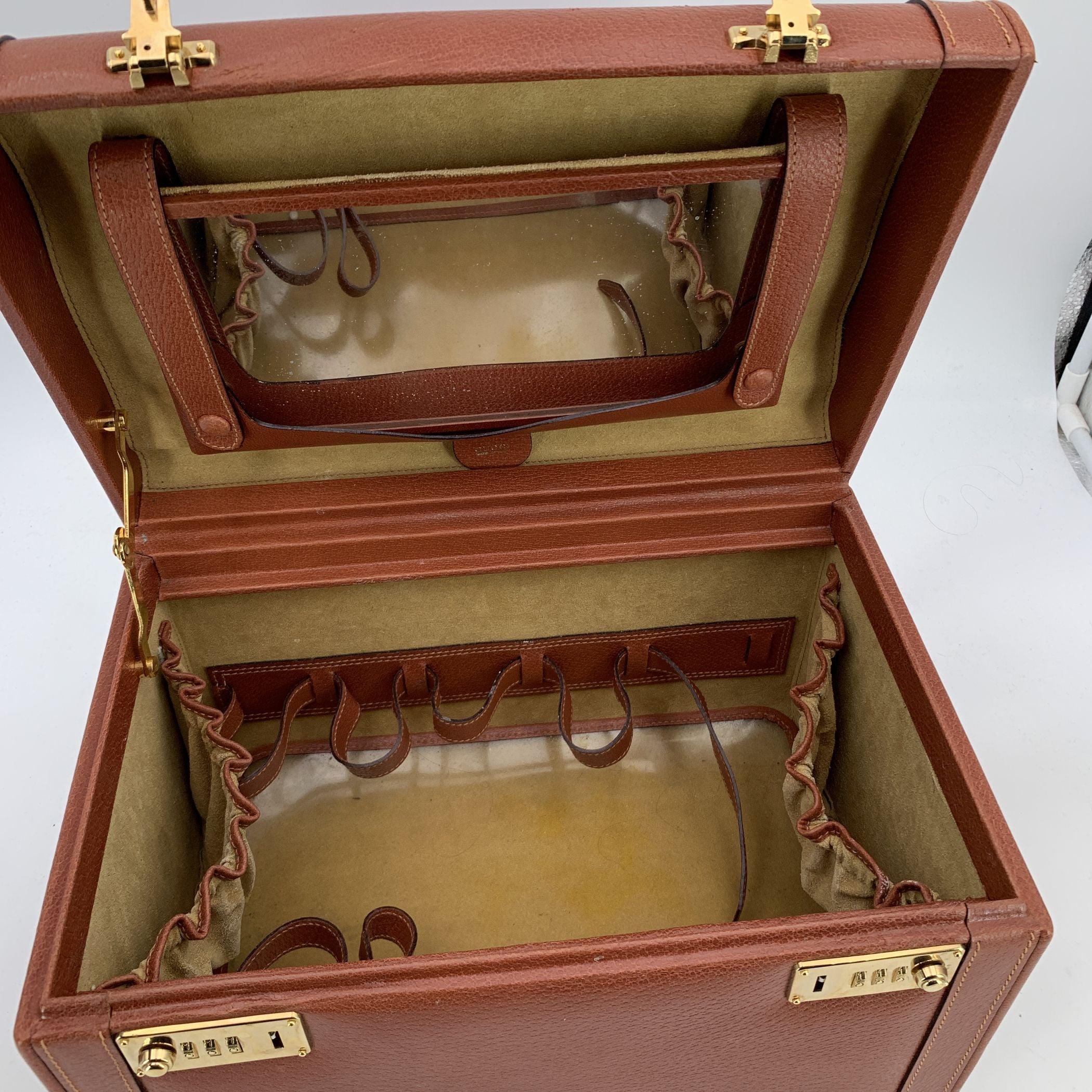 Marron Gucci Vintage Brown Train Case Leather Beauty Travel Bag en vente
