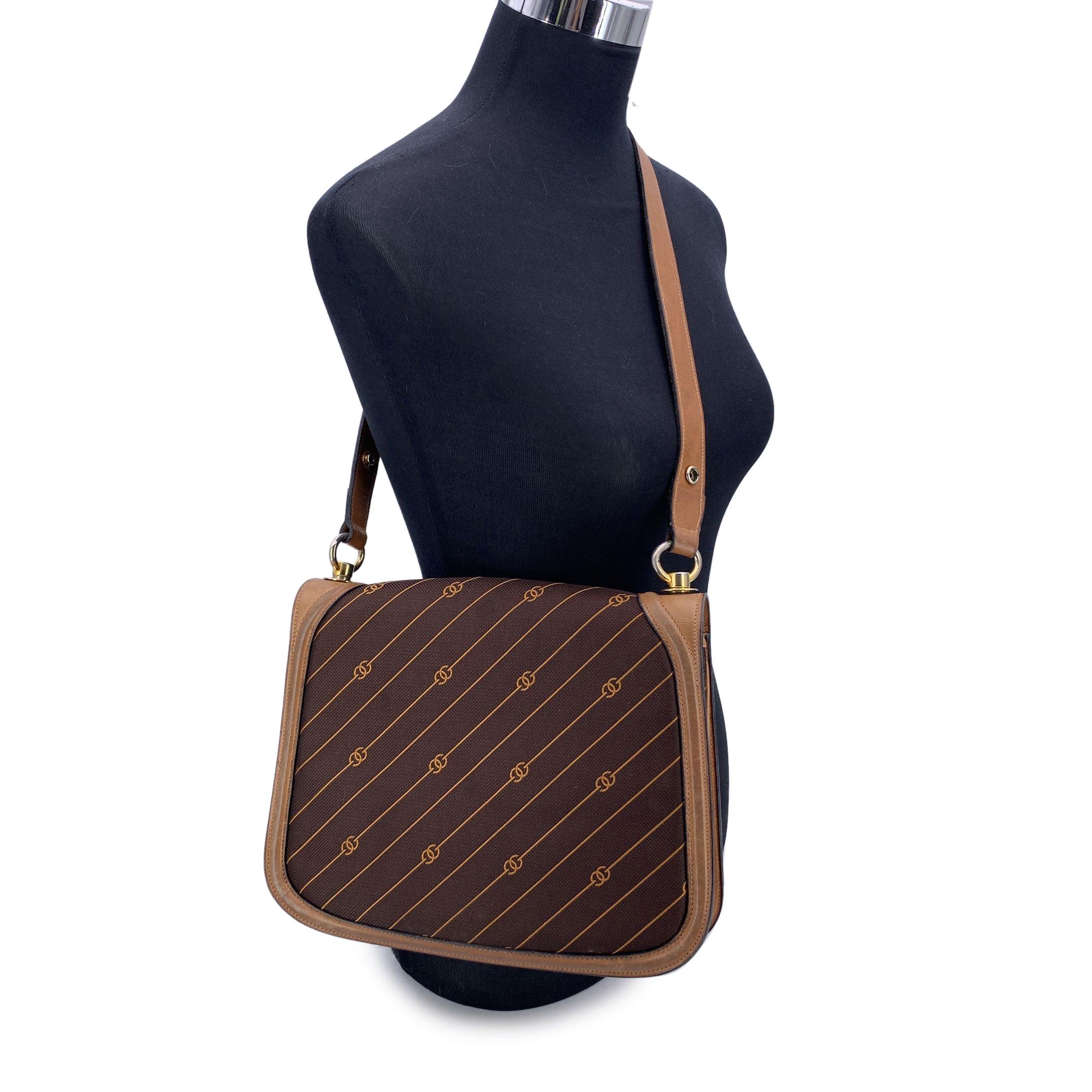 Ein Stück Vintage-Luxus mit dieser Gucci Umhängetasche, einem zeitlosen Klassiker, der ikonisches Design und Funktionalität perfekt miteinander verbindet. Diese Tasche aus braunem Canvas mit den charakteristischen Streifen und dem GG-Logo von Gucci
