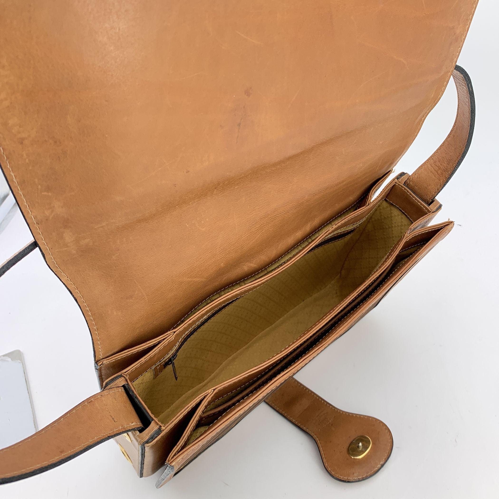 Gucci Vintage Brown Logo Canvas GG Tan Leather Sac à bandoulière Pour femmes en vente