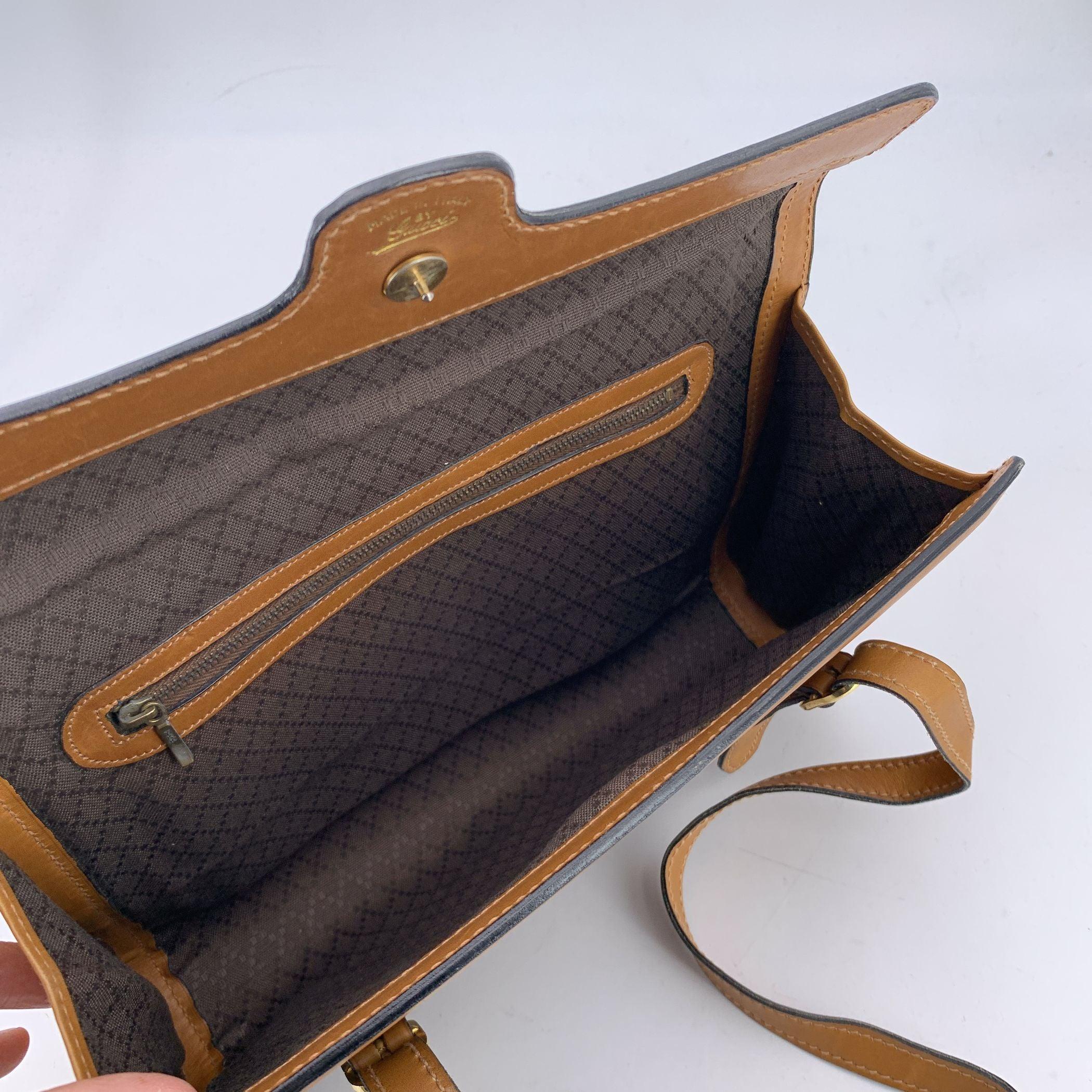Gucci Vintage Brown Logo Canvas GG Tan Leather Shoulder Bag en vente 1