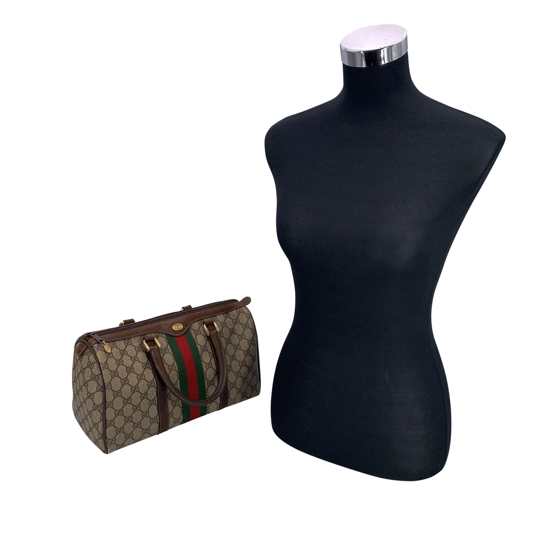 Entrez dans un monde de luxe intemporel avec le sac Boston en toile et cuir Monogram de Gucci Vintage Brown, une pièce qui allie sans effort l'héritage, l'artisanat et le style. Ce modèle classique présente la toile monogramme marron emblématique de