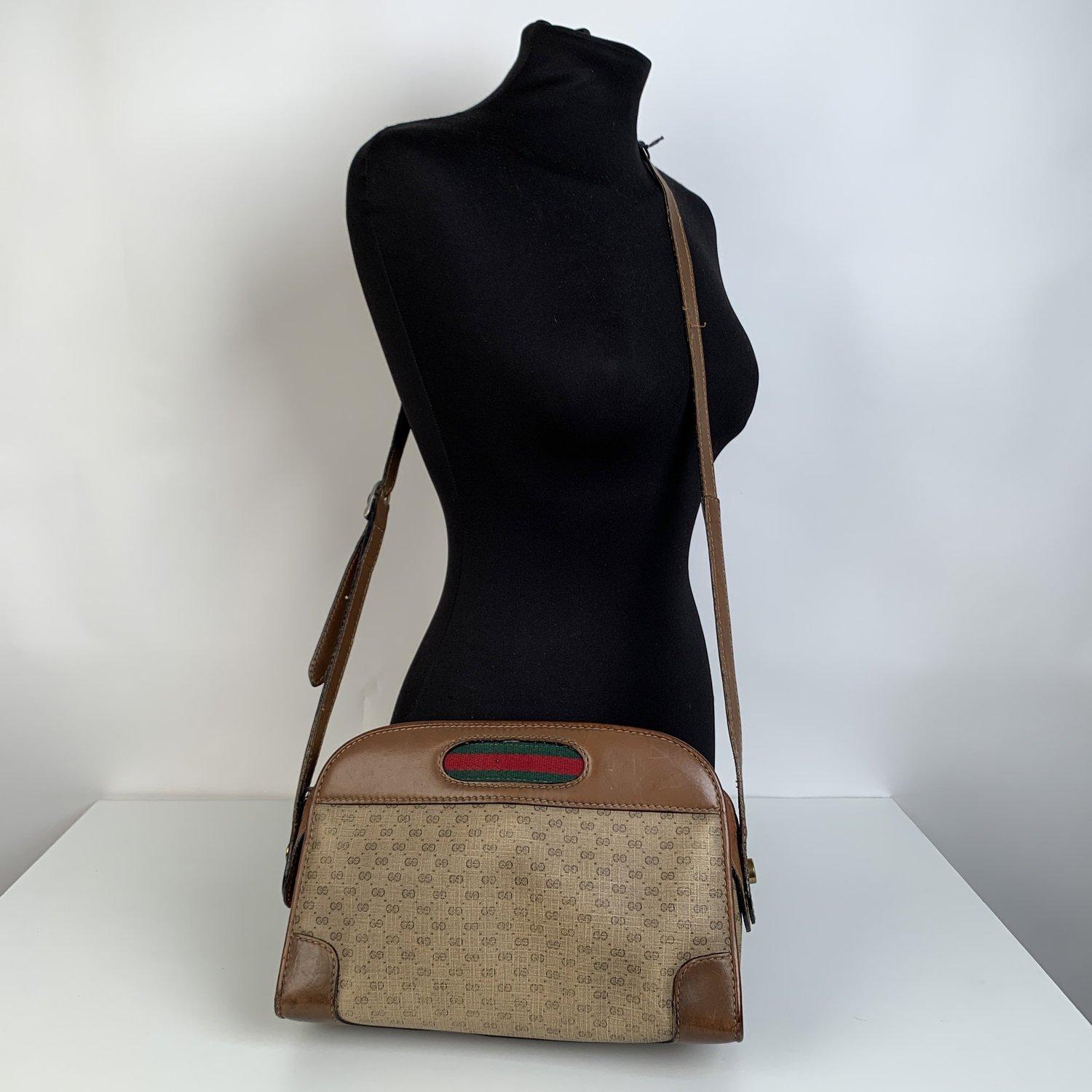 MATERIAL: Canvas COLOR: Brown MODEL: Messenger Bag GENDER: For Her SIZE: Medium Condition B - VERY GOOD Some wear of use on bottom corners. some black marks on leather bottom. The monogram canvas shows some fading on the front and on the back. A