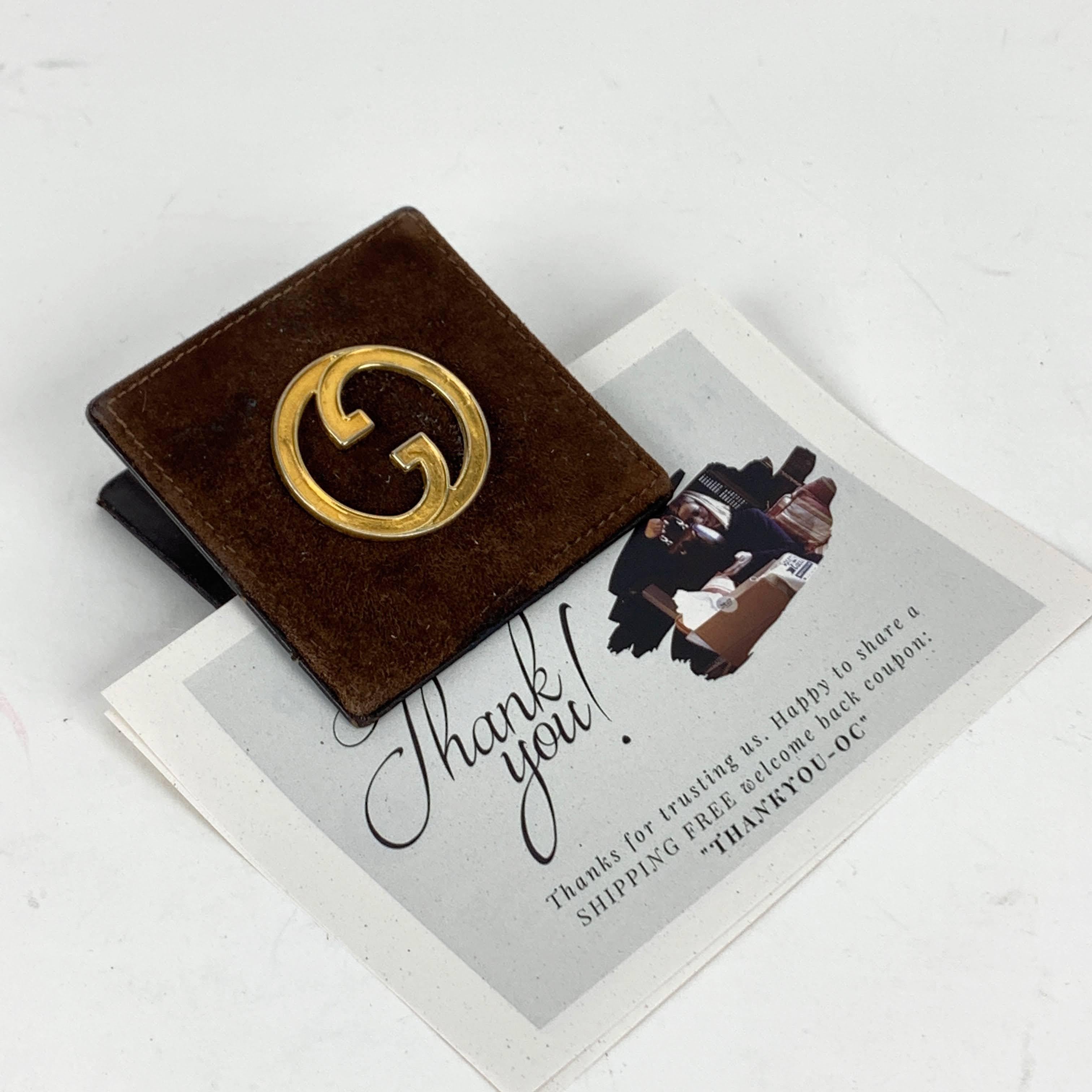 Vintage Gucci squared paper clip with gold metal GG logo on top. Made of brown leather and suede. Marked 'Made in Italy by Gucci' on the bottom. measurements: 3 x 3 inches - 7.6 x 7,6 cm

Details

MATERIAL: Leather

COLOR: Brown

MODEL: Paper