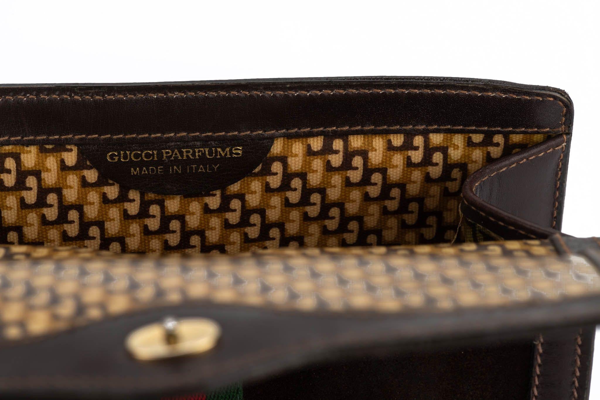 Gucci Vintage Brown Suede Logo Clutch en vente 6