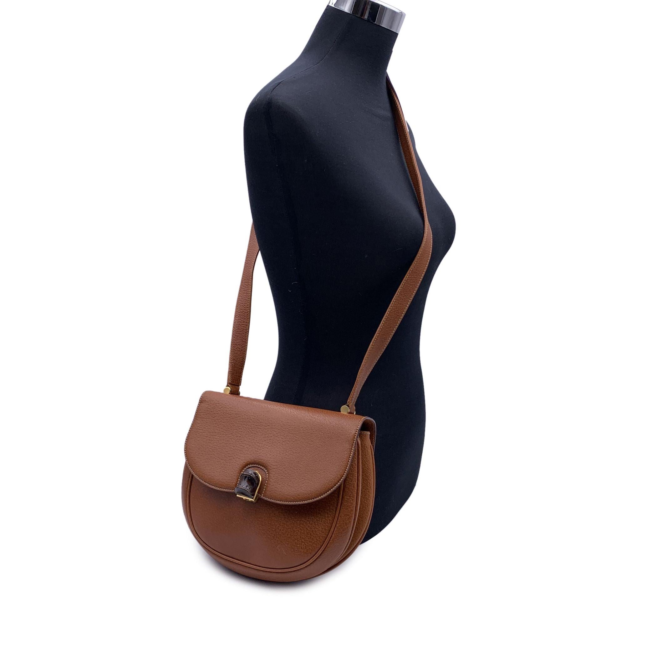 Vintage Gucci shoulder bag in brown tan leather. Gold metal hardware. Flap with bamboo closure. Leather lining. 1 side zip pocket inside. Adjustable shoulder strap. 'GUCCI - Made in Italy' tag inside (serial number on its reverse). Condition B -