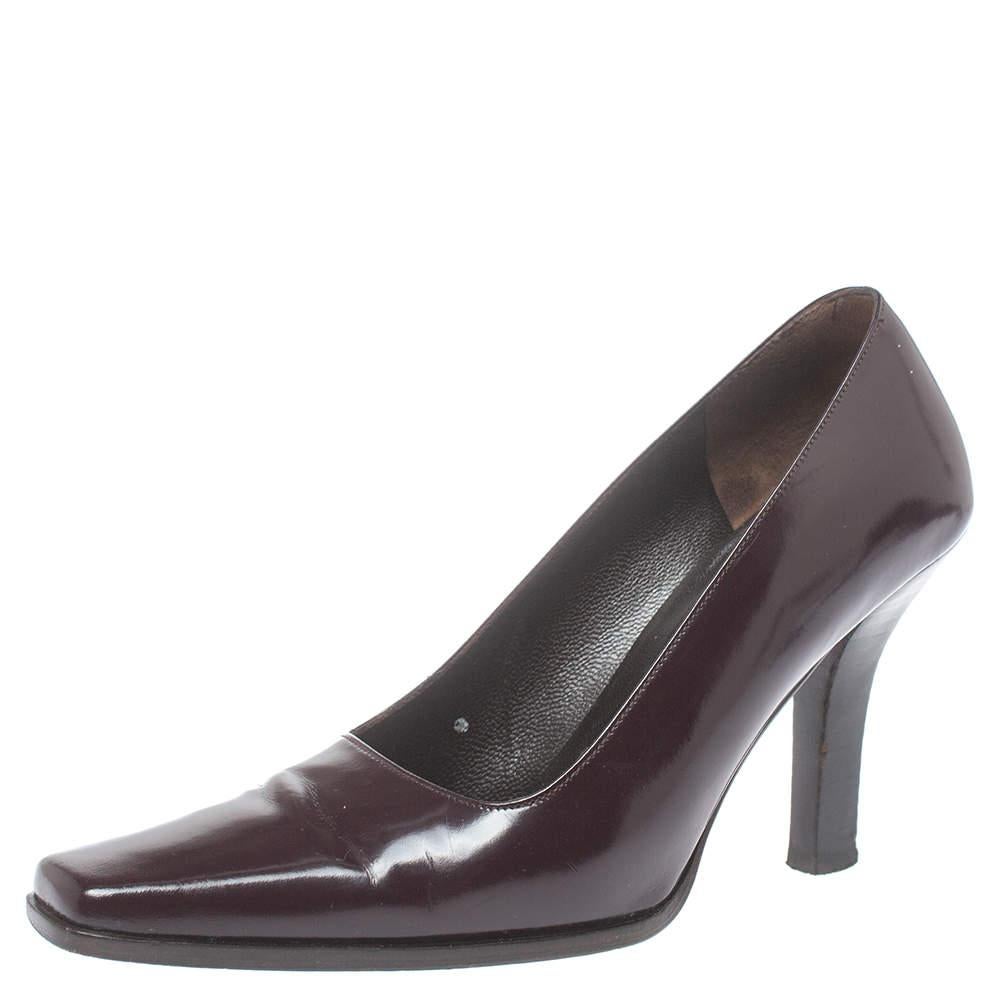 These elegant Gucci pumps will be your favorite go-to option for any occasion. Crafted in Italy, these pumps are made from leather and are styled with square toes and 9 cm block heels that are stylish and comfortable. They are finished with