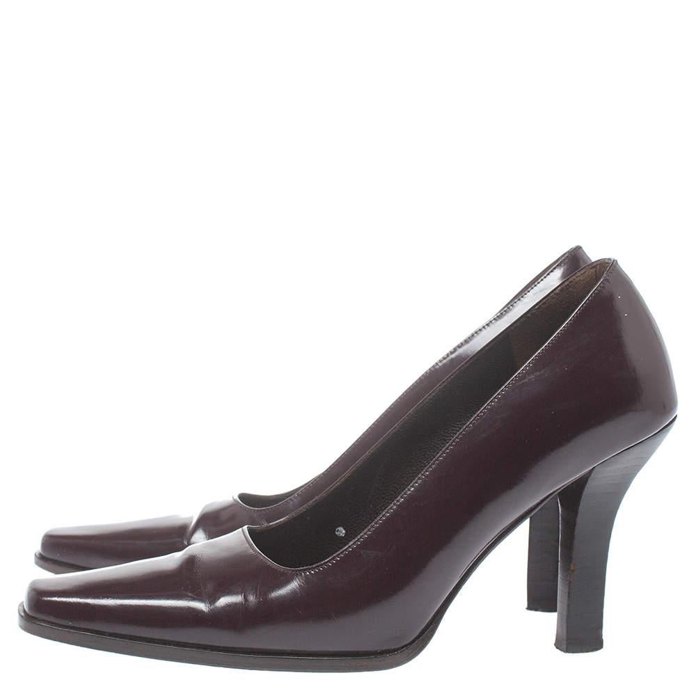 Gucci Vintage Burgundy Leather Slip On Pumps Size 36.5 In Fair Condition In Dubai, Al Qouz 2