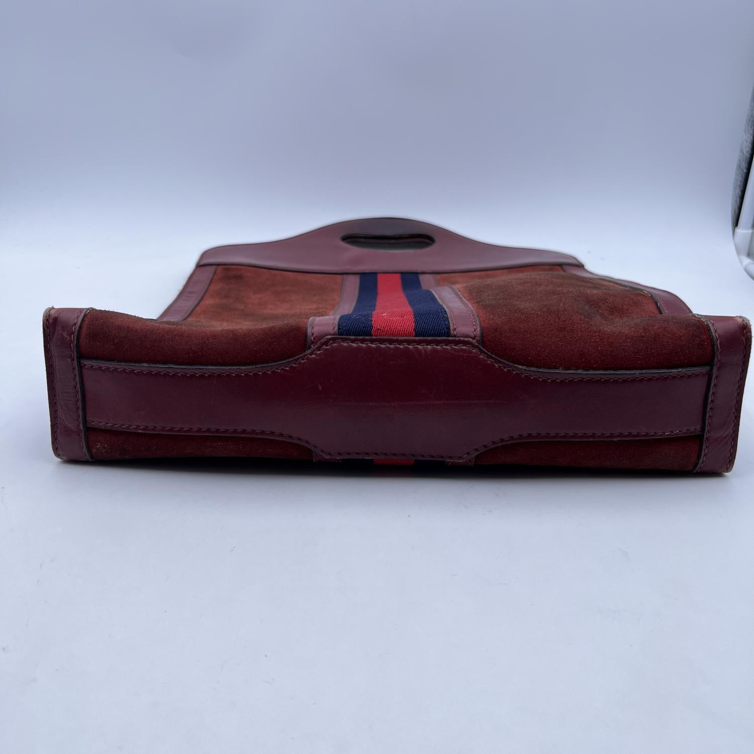 Beautiful Gucci tote made in burgundy suede with leather trim and handles. Blue/Red/Blue stripes on the front and on the back. Open top. Diamond fabric lining. 'Made in Italy by GUCCI' embossed inside


Details

MATERIAL: Suede

COLOR: