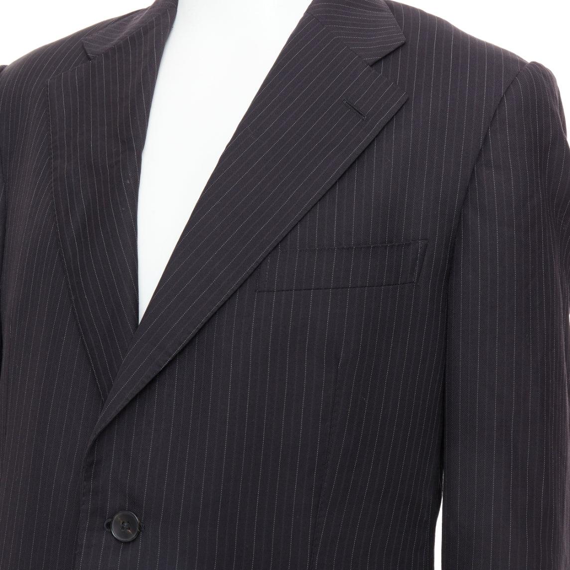 GUCCI Vintage Anthrazitgrauer 100% Wollblazer mit Nadelstreifen-Doppelvent-Blazer IT52 XL
Referenz: TGAS/E00718
Marke: Gucci
MATERIAL: Wolle
Farbe: Grau
Muster: Nadelgestreift
Verschluss: Knopf
Innenfutter: Grauer Stoff
Zusätzliche Details: