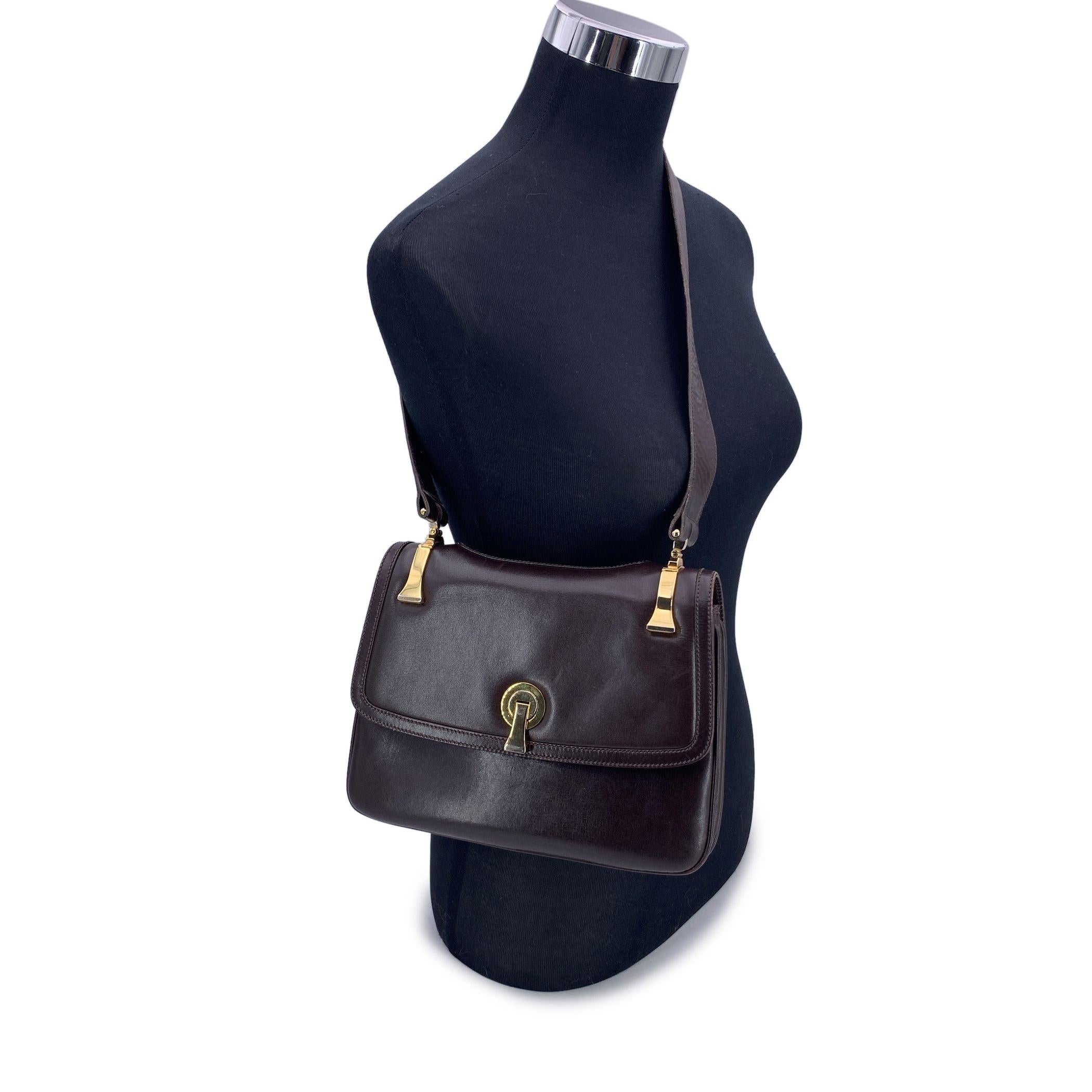 Un clásico del rico legado marroquinero de Gucci, este bolso bandolera vintage de piel marrón es un tranquilo guiño a la elegancia italiana. Fabricada en suave piel de tonos cálidos que se ha ido embelleciendo con el tiempo, tiene el carácter de